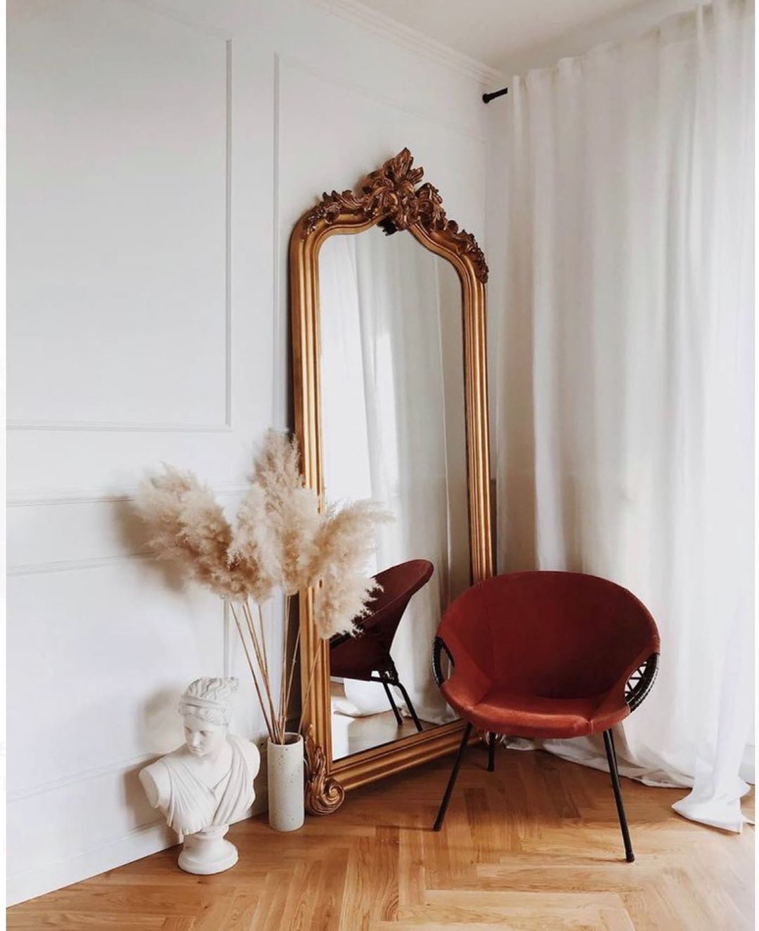 10 Rooms That Prove Statement Mirrors Can Make or Break Any Makeover