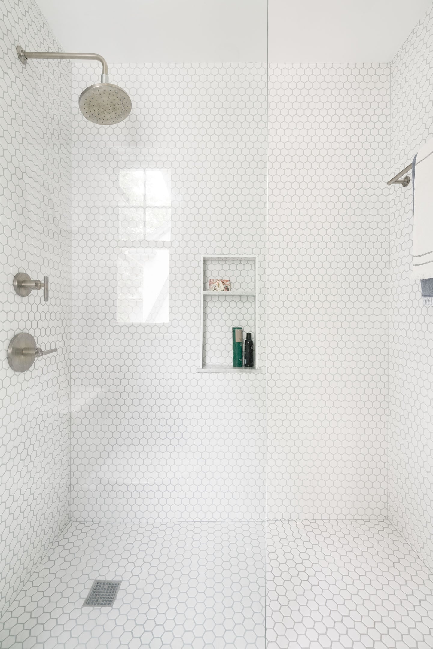 10 White Shower Tile Ideas and How to Pull Them Off