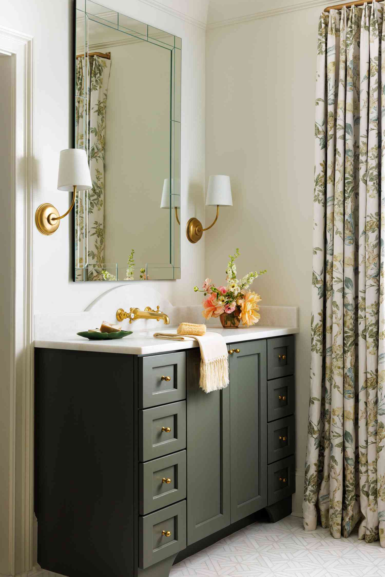 11 Paint Colors That Instantly Make a Small Bathroom Look Bigger