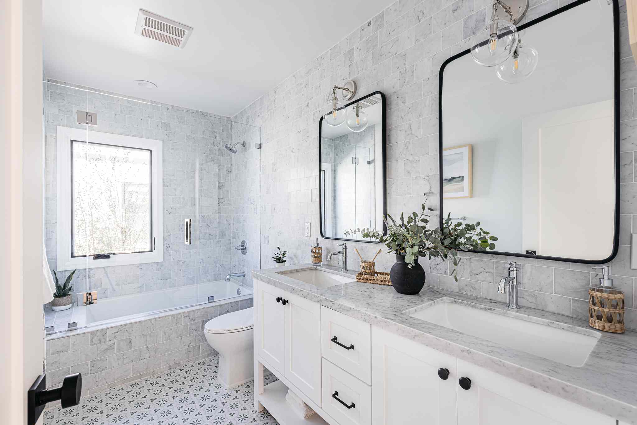 15 Bathrooms With Amazing Tile Flooring