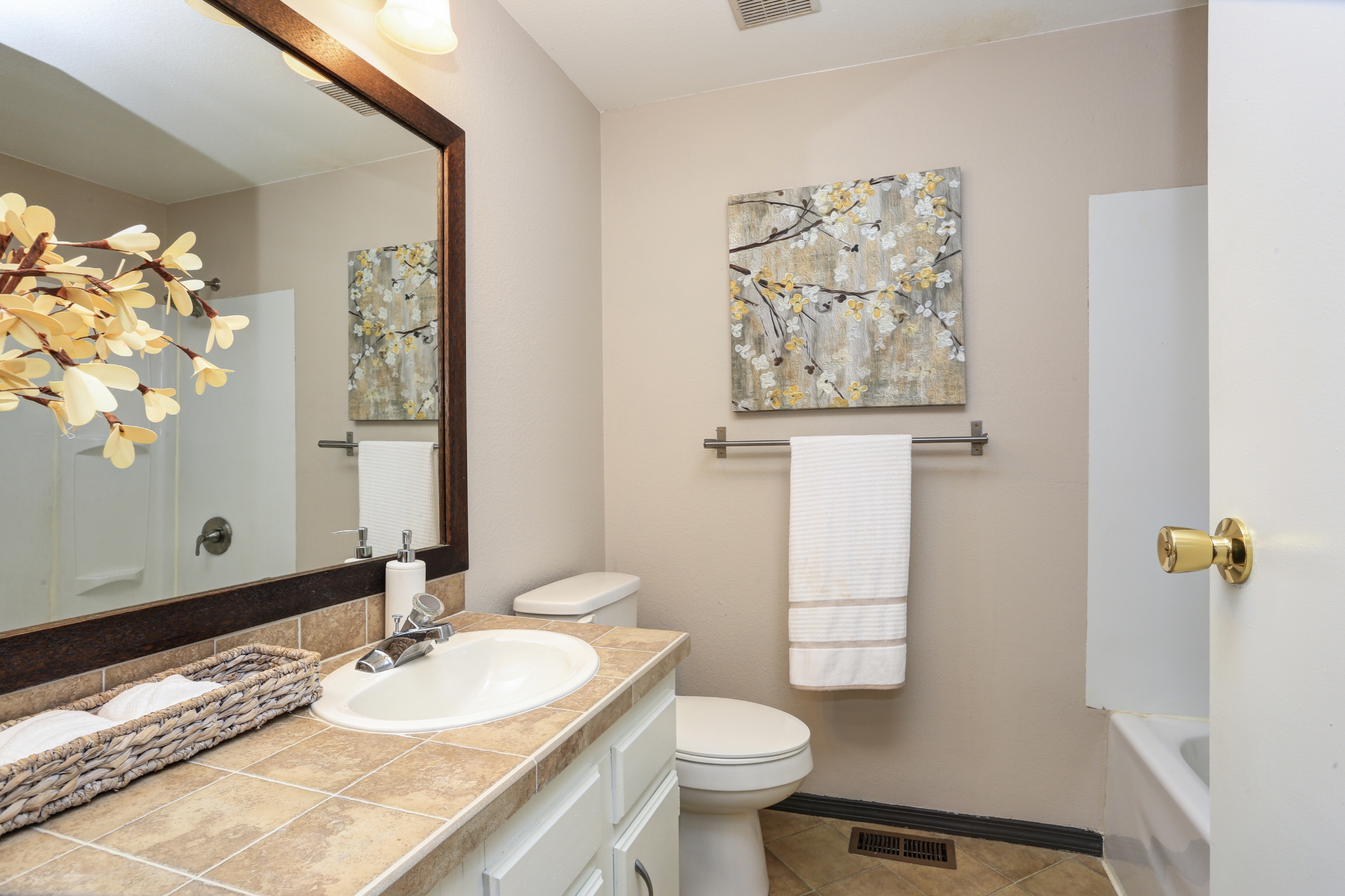 30 Primary Bathroom Ideas for a Stylish Upgrade - LX Hausys