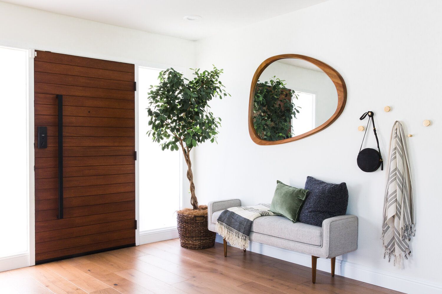 30 Ways to Style Large Round Mirrors