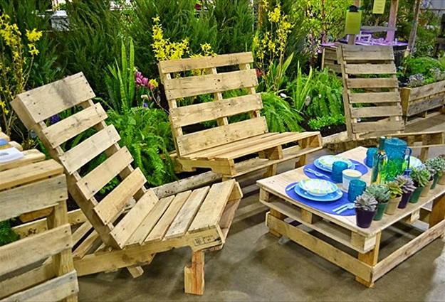 35 Outdoor Furniture and Garden Design Ideas to Reuse and Recycle Salvaged Wood Pallets