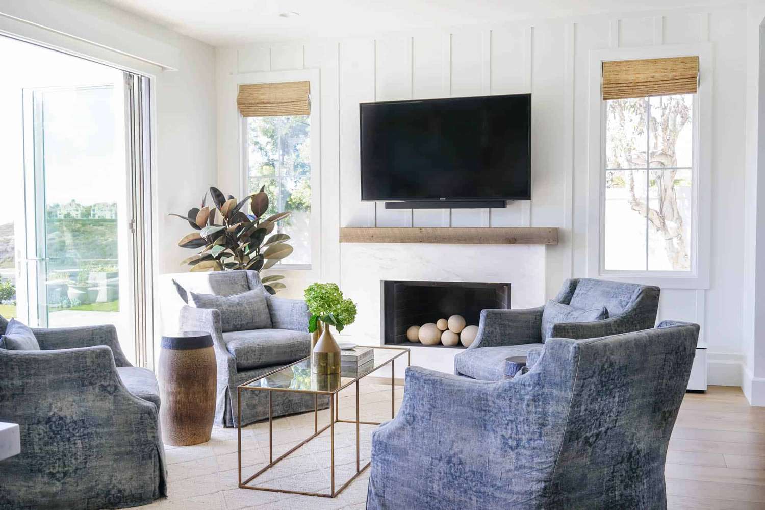 40 Coastal Living Rooms That Feel Like a Day at the Beach