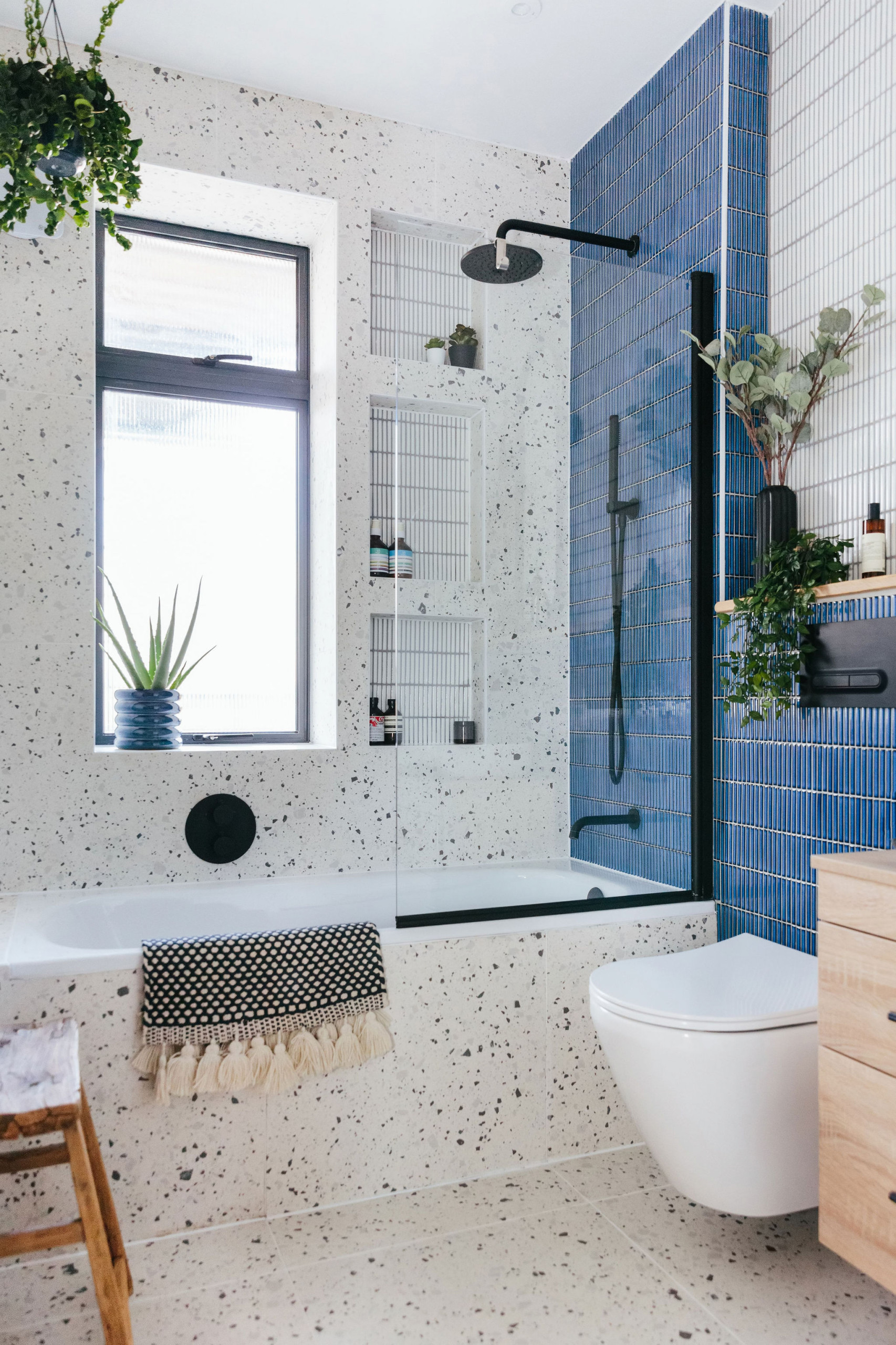 75 Most Popular 75 Beautiful Bathroom with Blue Tiles Ideas and Designs Design Ideas for May 2026 | Houzz IE