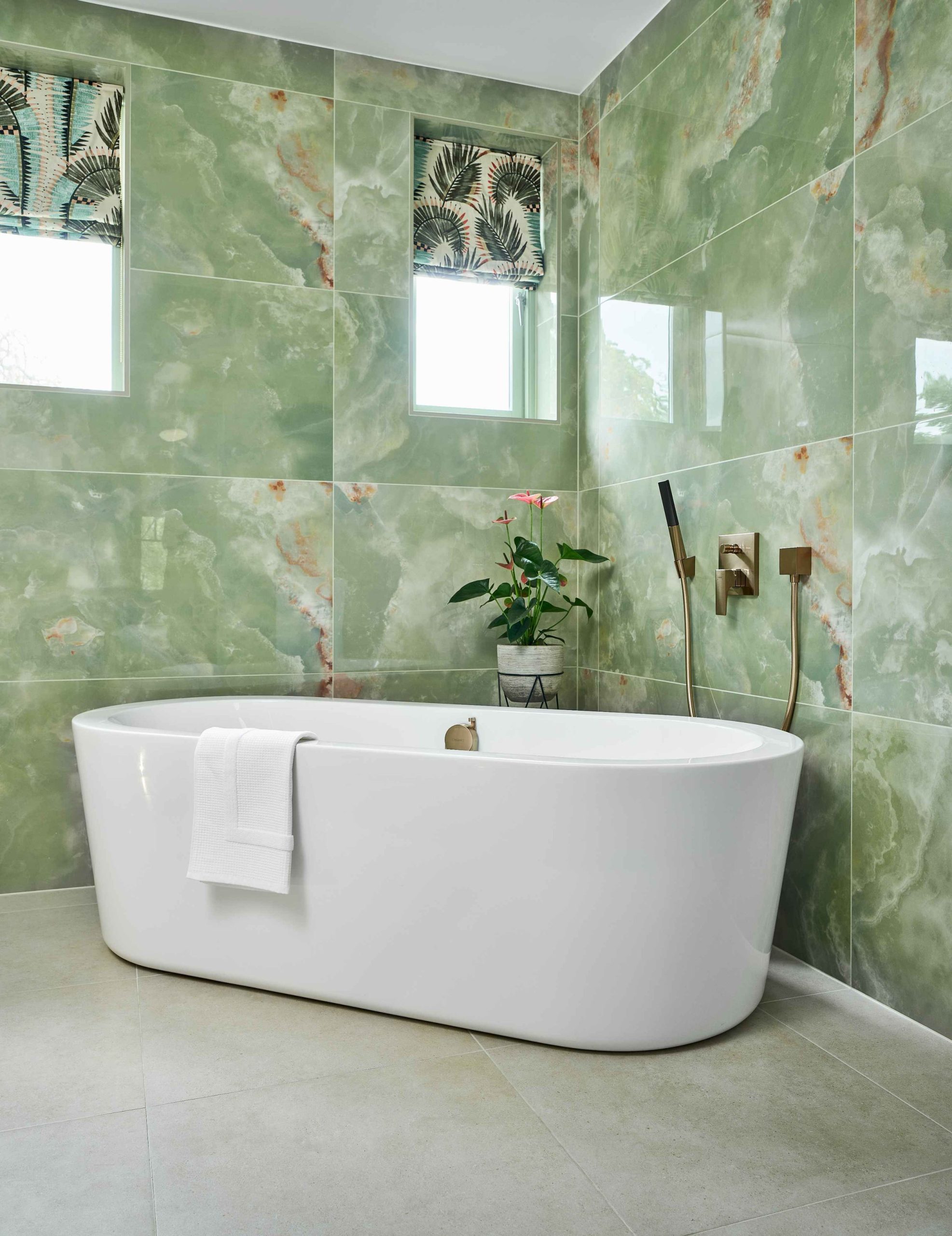 Bathroom Design: Pretty Ensuite With Bold Green Tiles