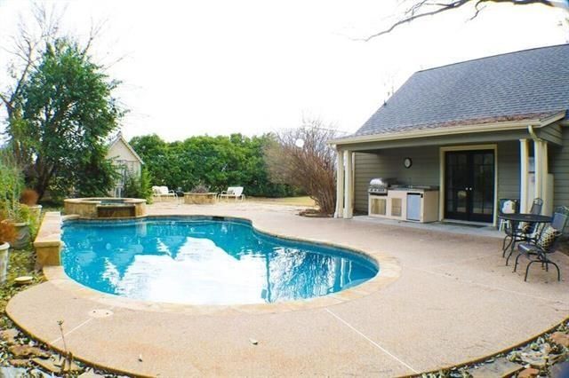 Creating an Beautiful Outdoor Oasis on a Budget | Courtney Warren Home