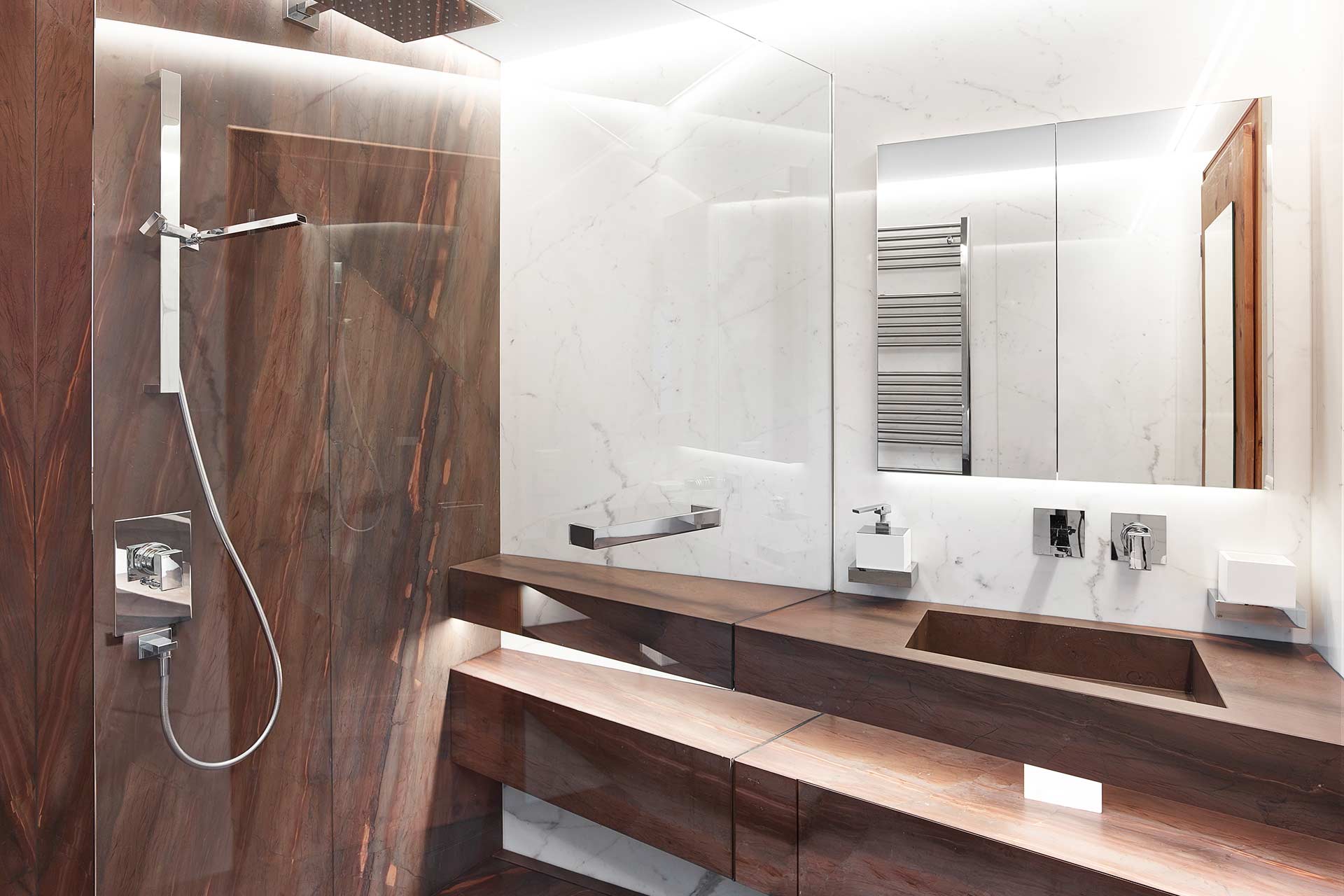 Dark and white marble wall in the bathroom. | real.stein - Stone Trade & Natural Stone Trade