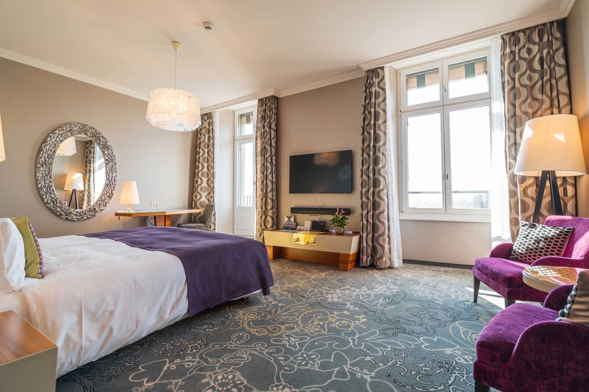 Hotel Schweizerhof Luzern: Deluxe double room at the Hotel Schweizerhof Luzern by the lake | Hotel Schweizerhof Luzern