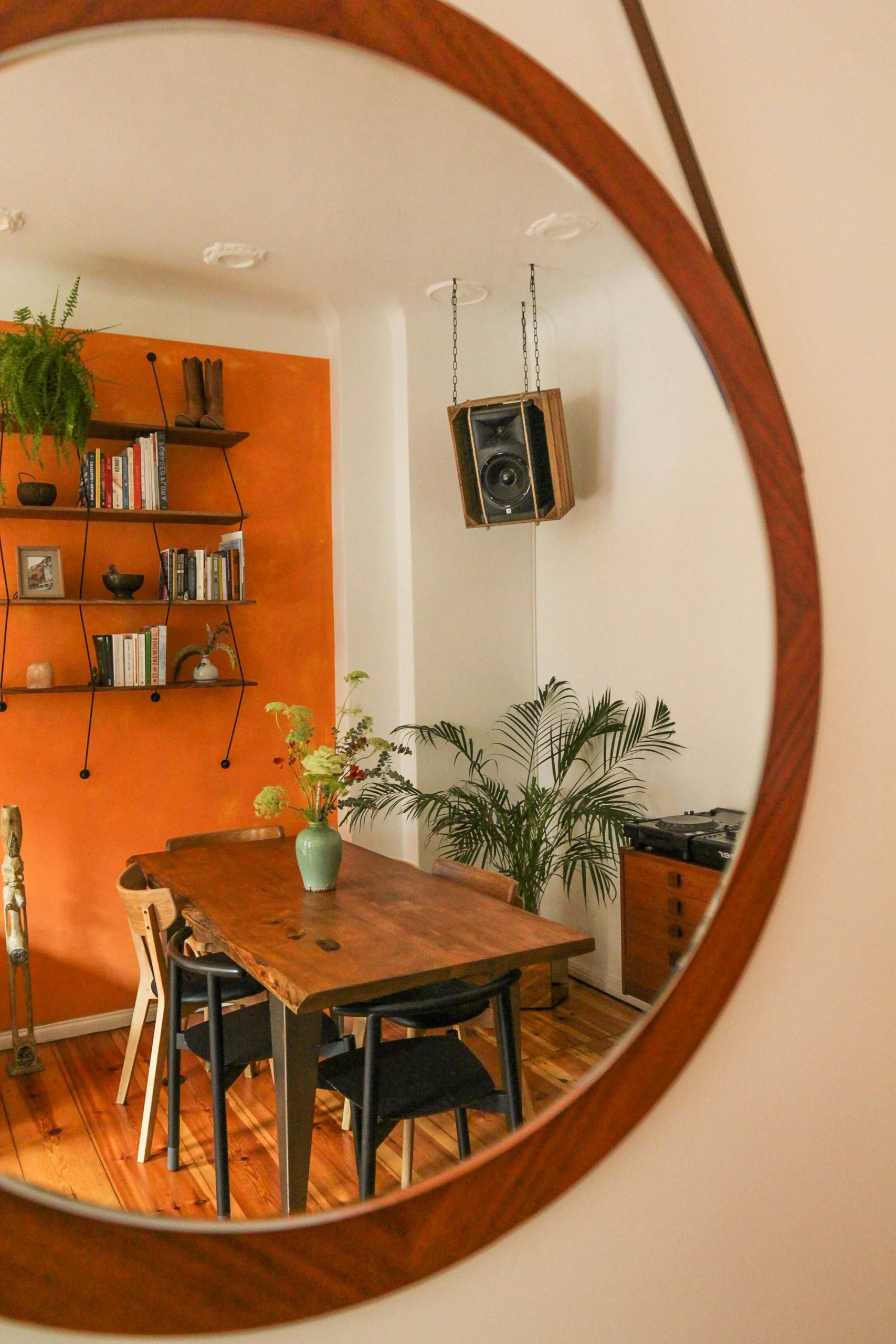 Living room with stunning interior design in Berlin, Germany. Available for rent for your next photoshoot via beazy.co.