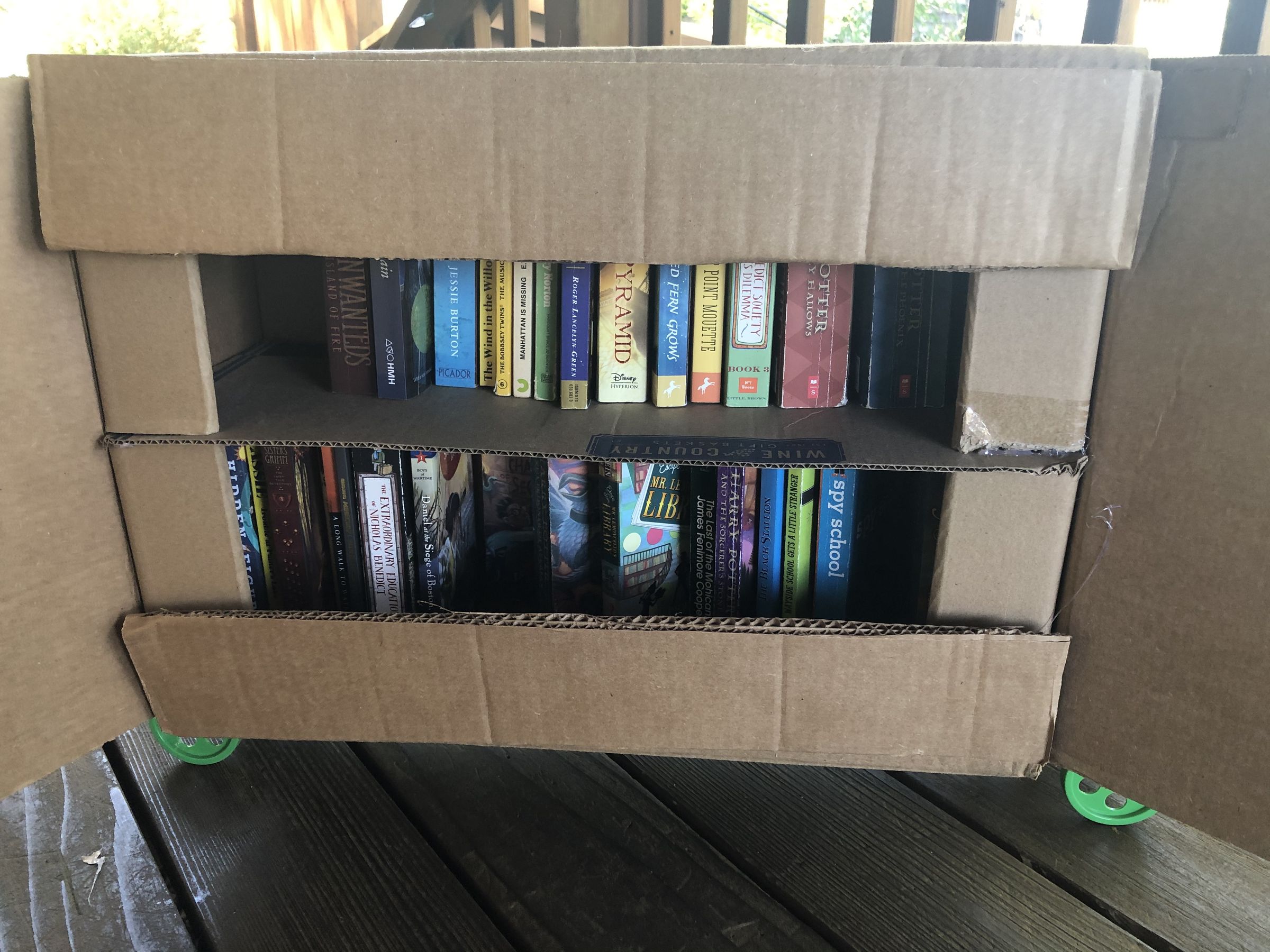 Portable Cardboard Bookshelf : 5 Steps - Instructables