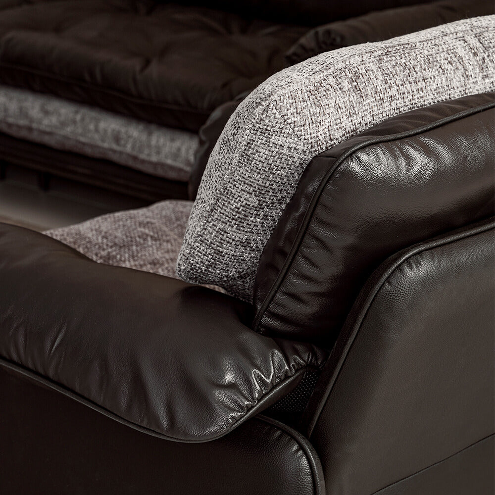 Sandwich Leather Tufted Chair and A Half | gradodesign