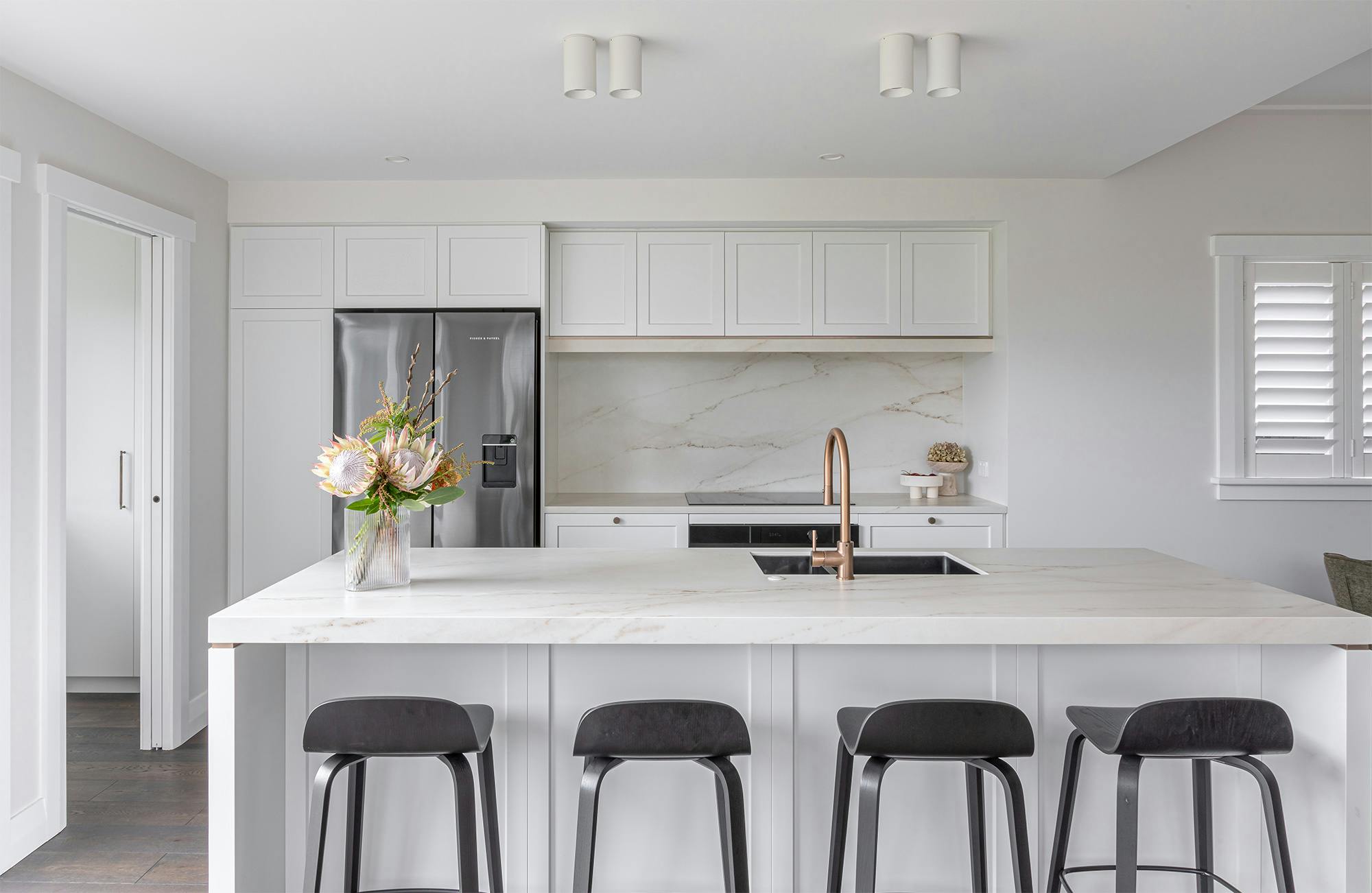 The dream of a white, functional, elegant and modern kitchen open to the garden came true - Cosentino USA