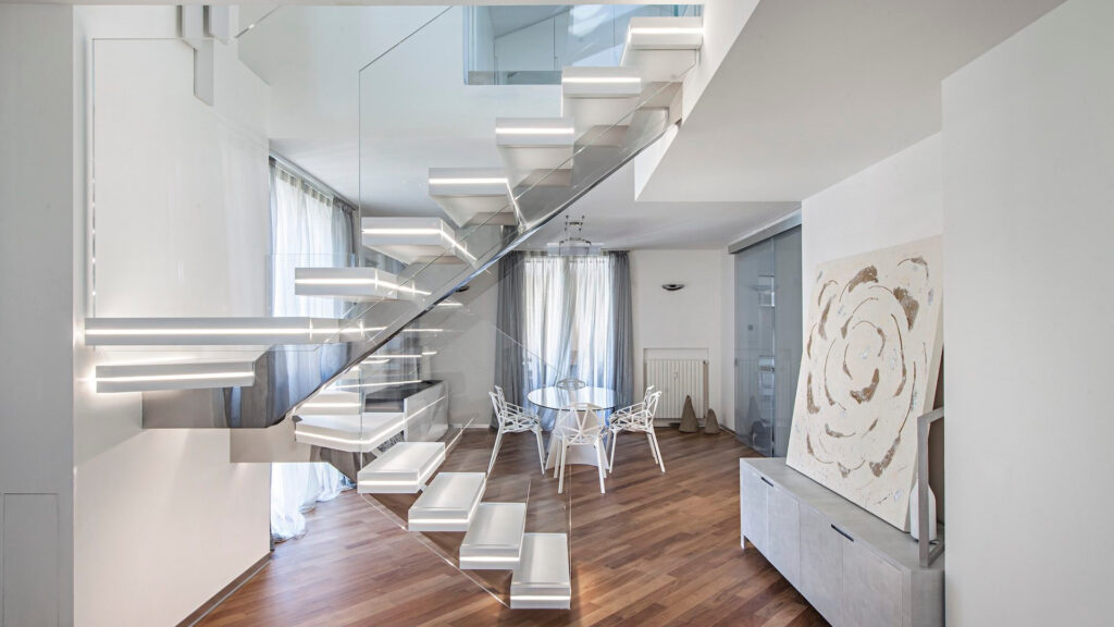 The floating staircase: light, style and a new way to live space
