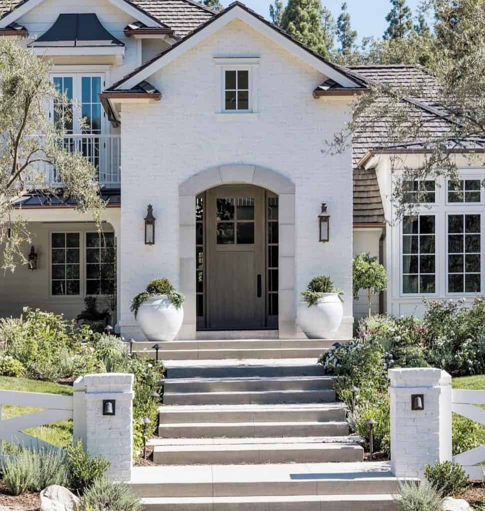 The Timeless Elegance of a White Brick House: An Overview of Classic Home Design – Inspirations at Your Fingertips