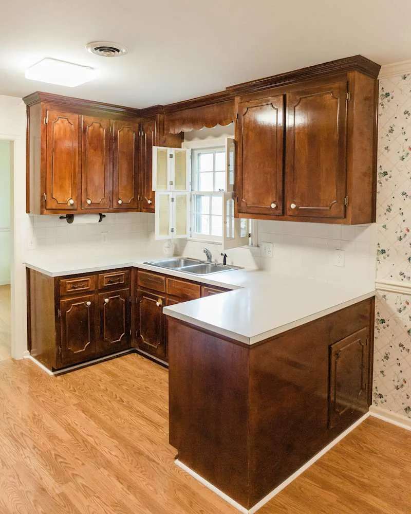 This 1960s Kitchen's No-Demo Reno Is Completely Stunning (No More Brown Cabinets!) - Yahoo Style Canada
