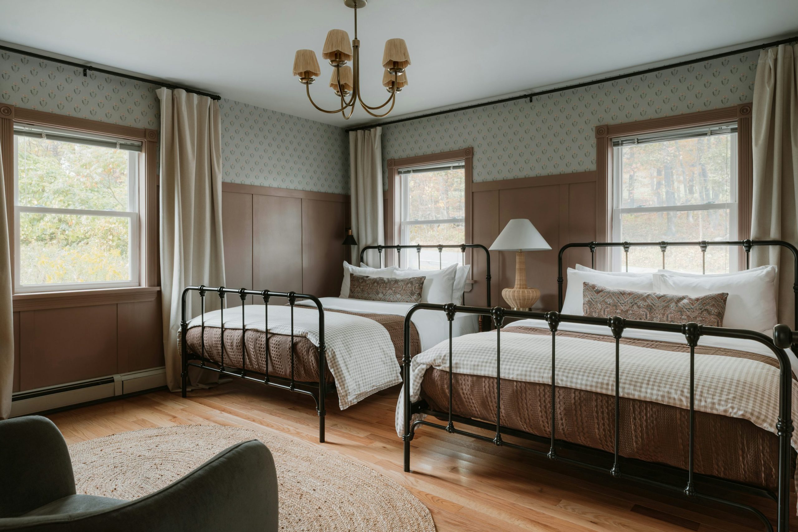 Two beds in a rustic bedroom with windows. photo – Free Wallpaper Image on Unsplash