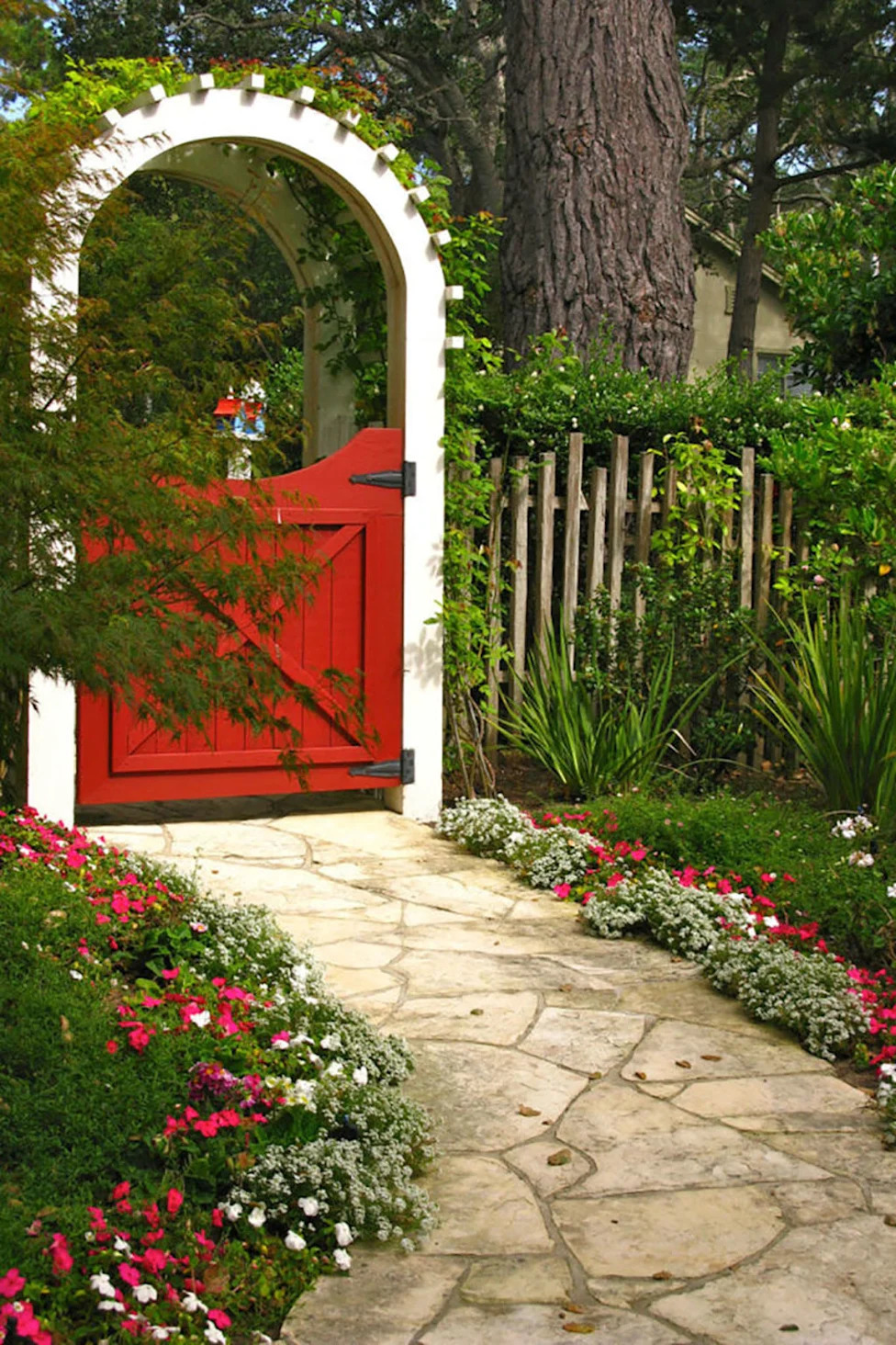 15 Inspired Garden Gates for a Beautiful Backyard