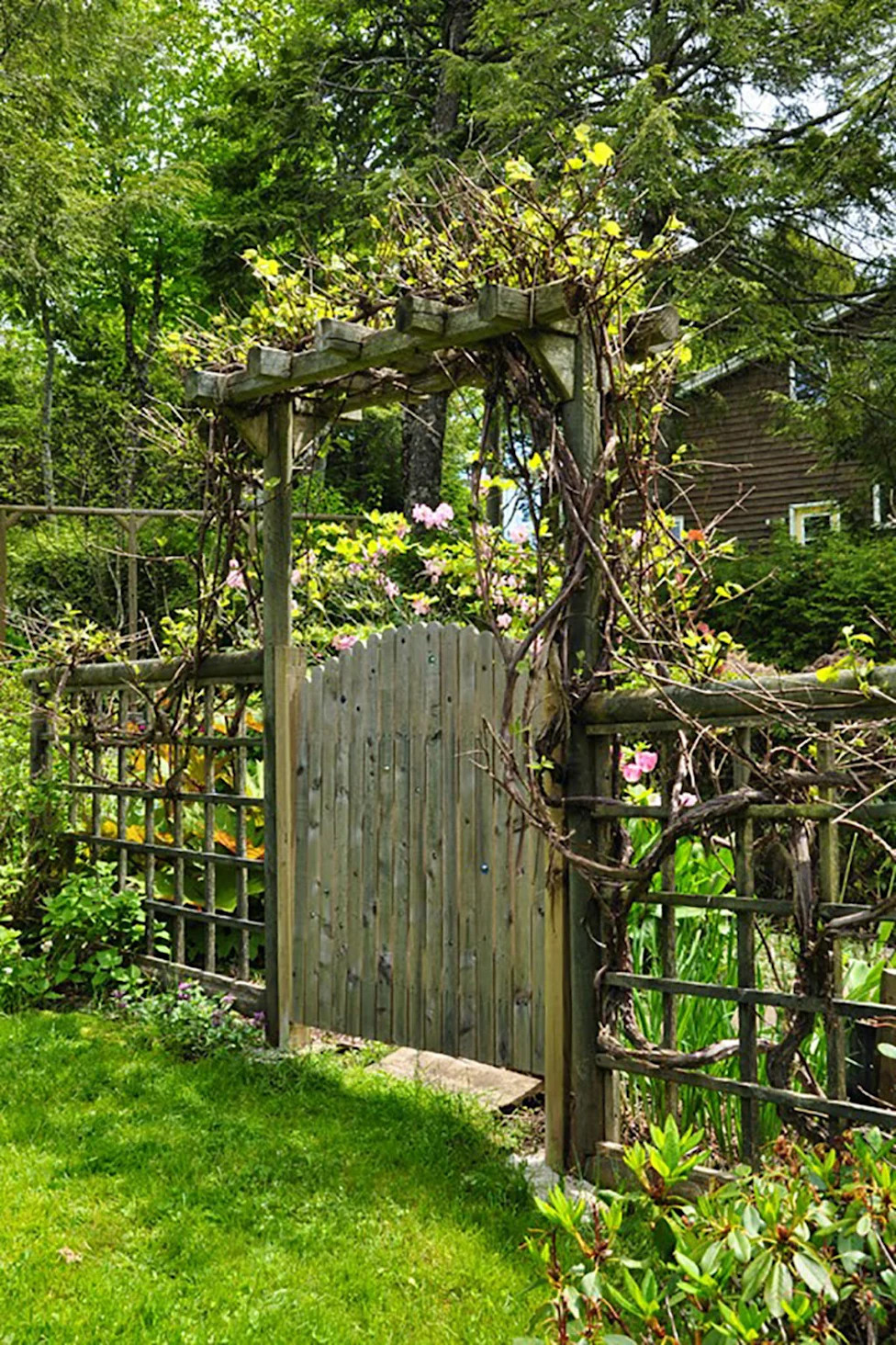 15 Inspired Garden Gates for a Beautiful Backyard