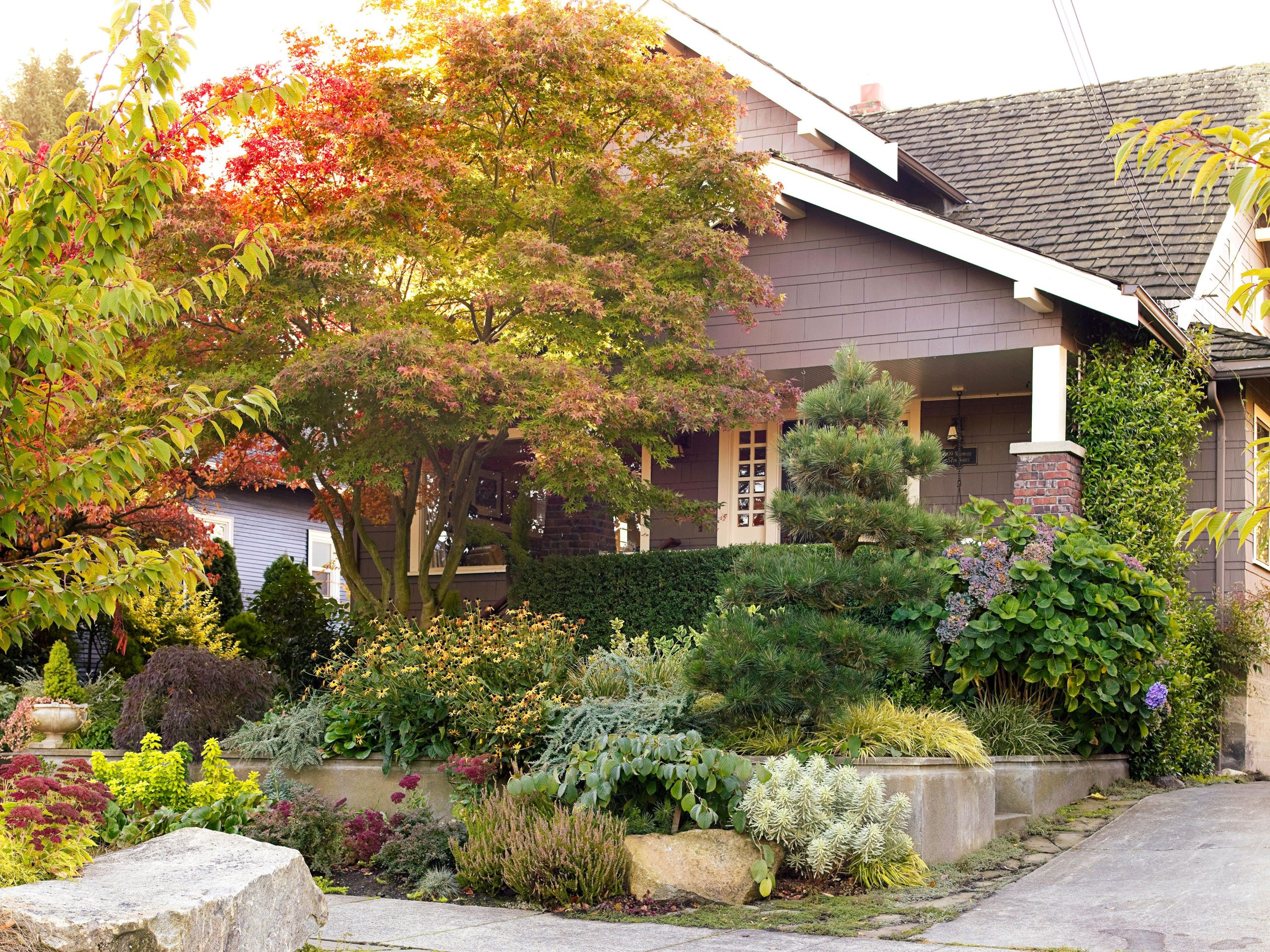 16 Colorful Front Yard Flower Bed Ideas