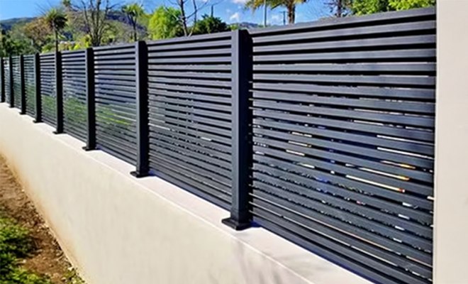 20 Stunning Horizontal Fence Ideas [with photos]
