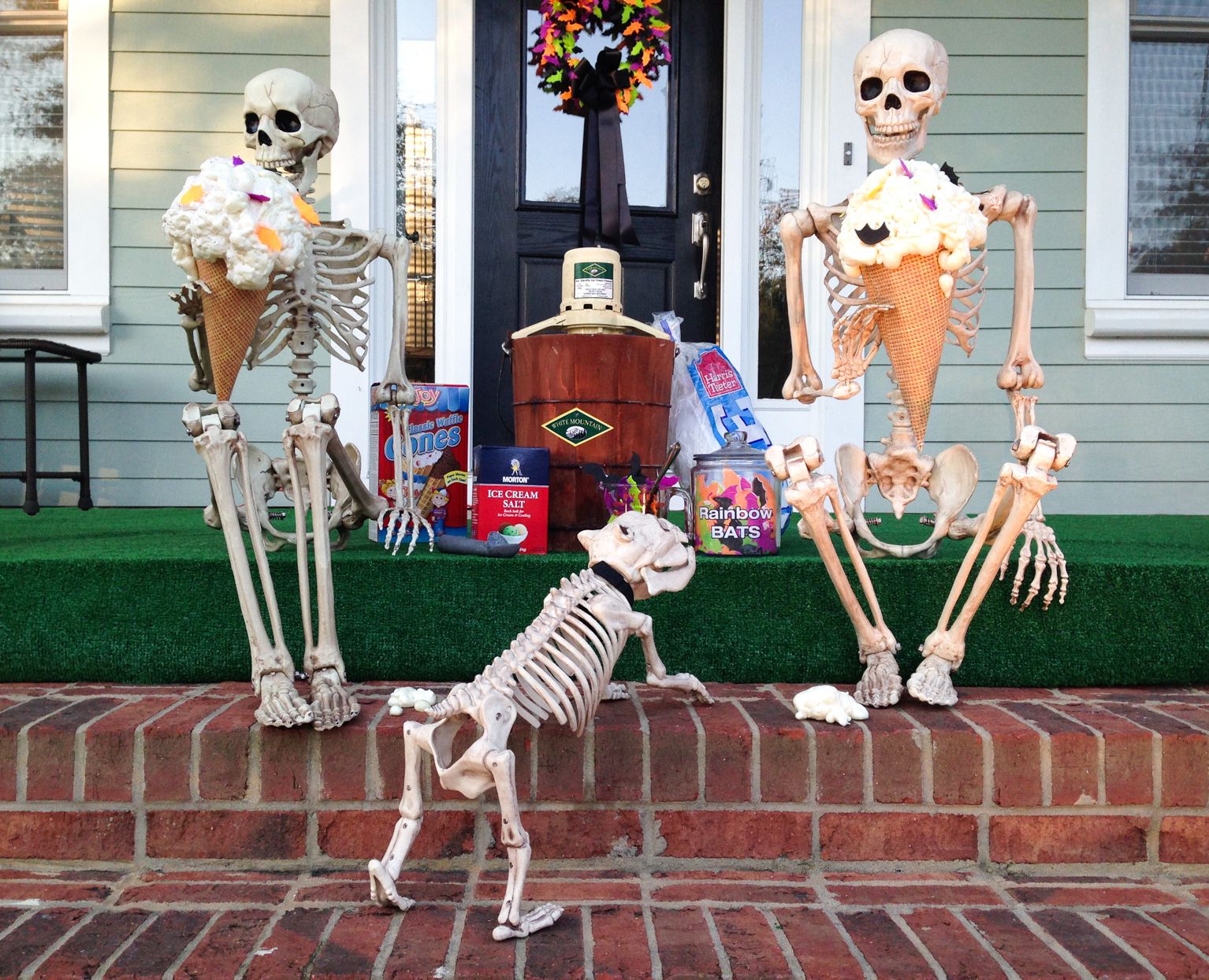25 Outdoor Skeleton Decor Ideas For a Fun Halloween