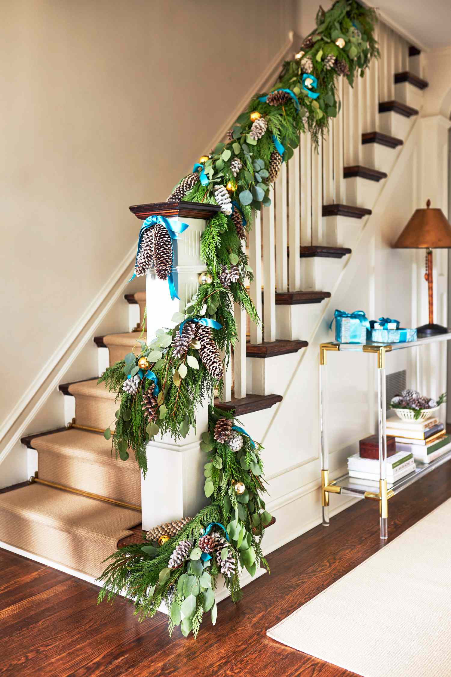 32 Festive Ideas for Decorating with Pinecones