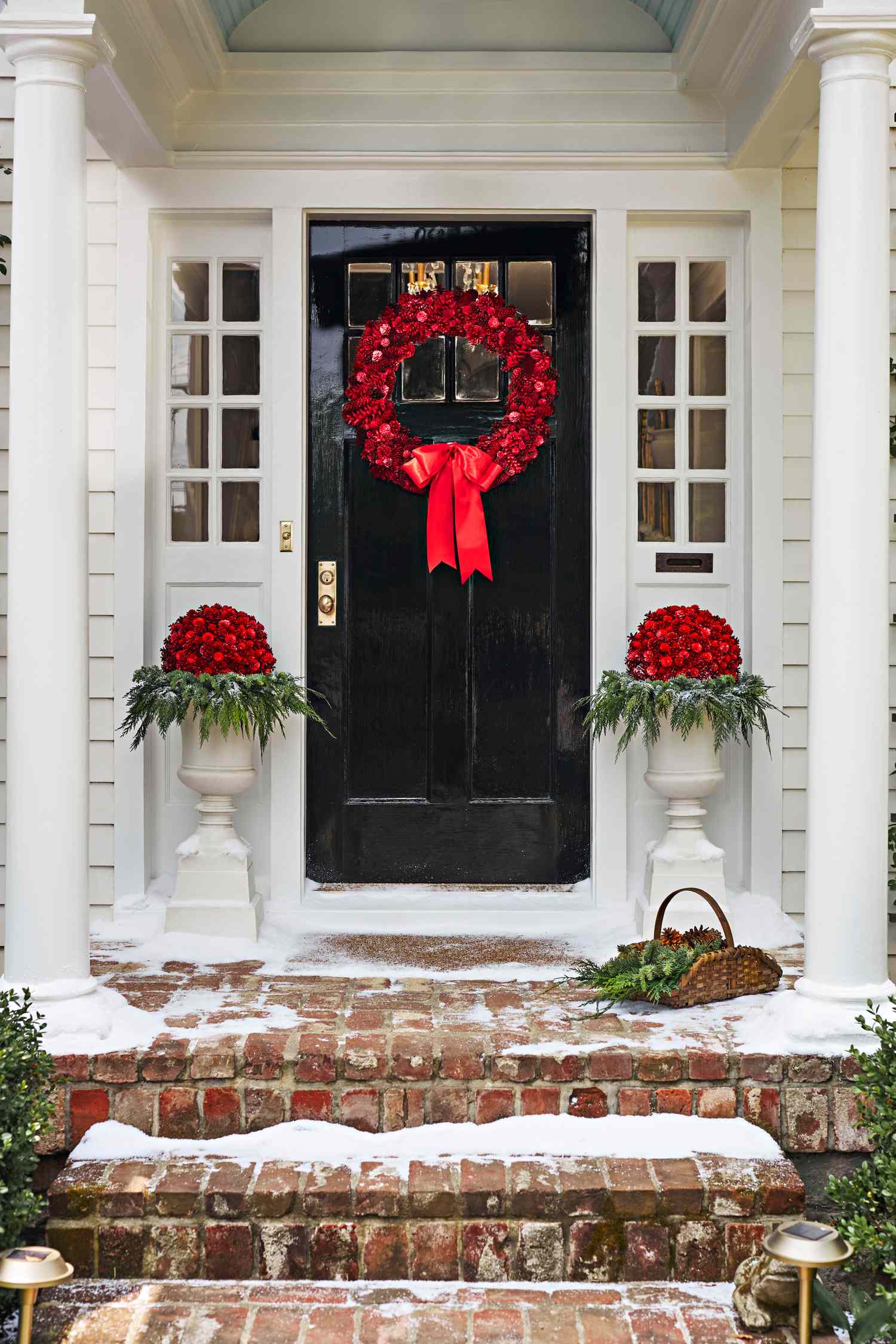 32 Festive Ideas for Decorating with Pinecones