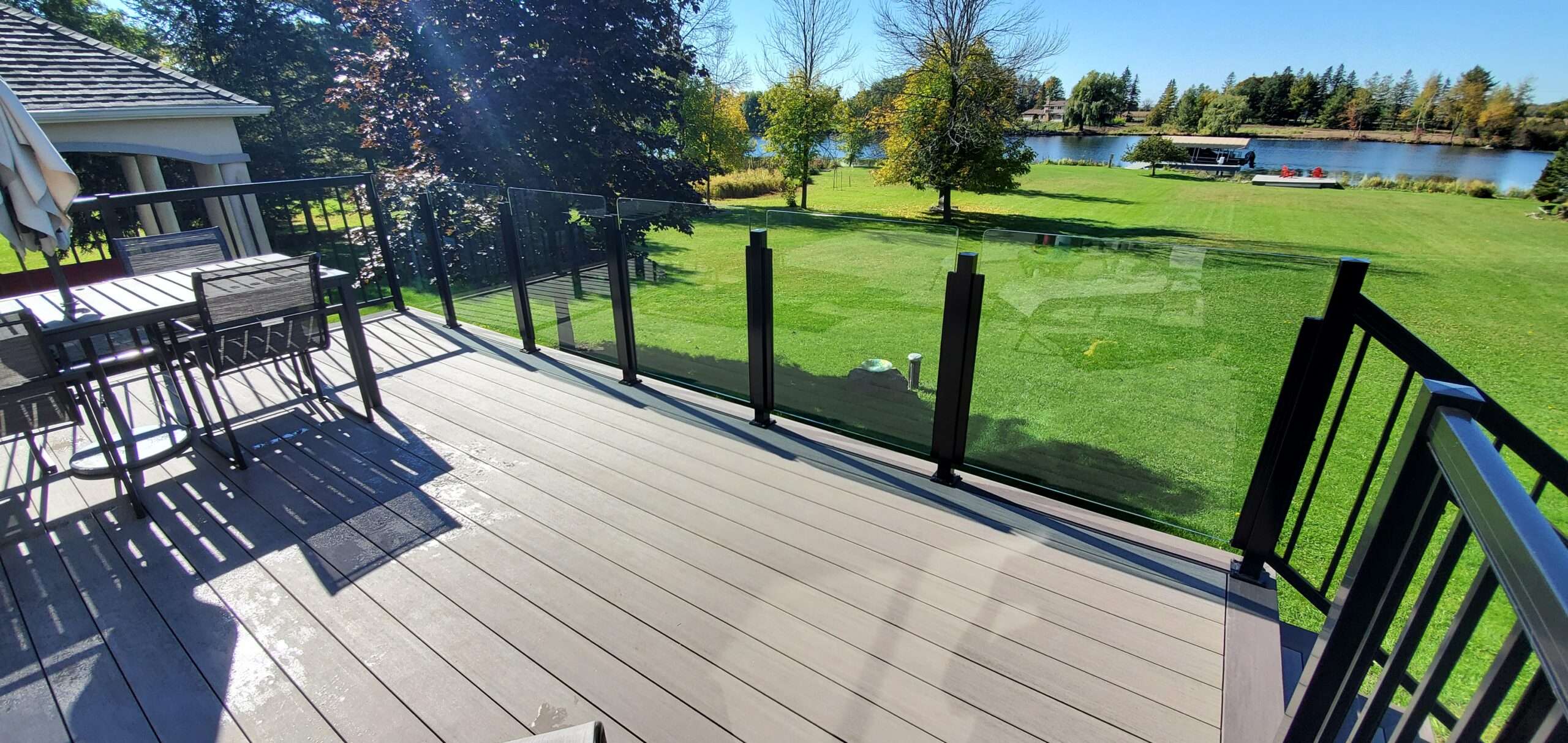 5 Modern Glass Deck Railing Design Ideas for Ottawa Homes