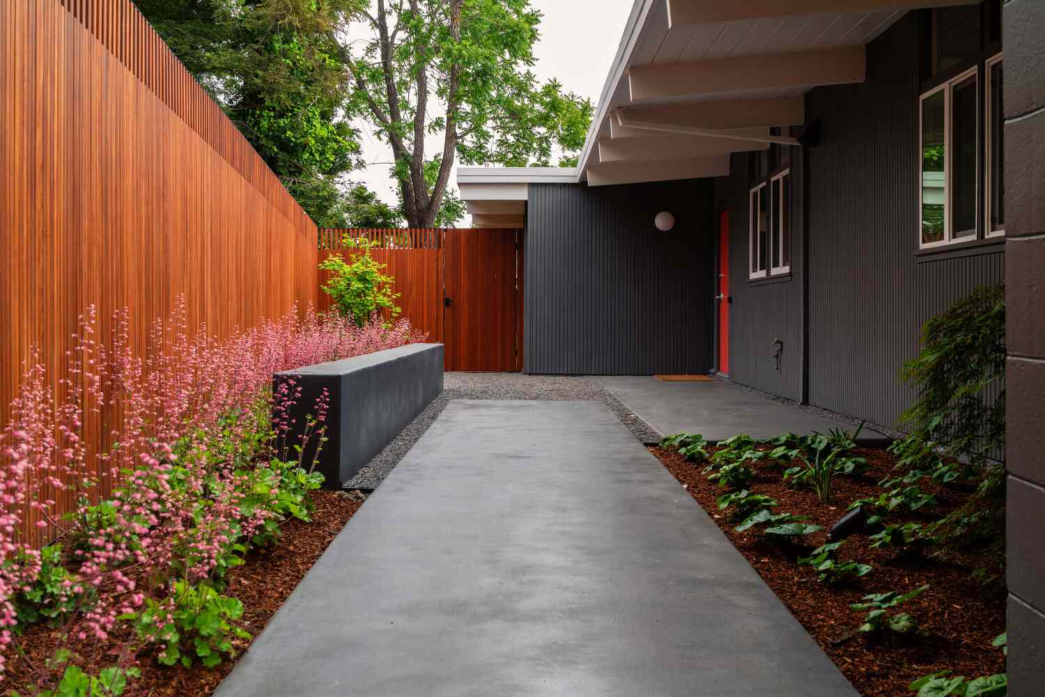 53 Privacy Fence Ideas That Turn Open Yards Into Secluded, Comfortable Outdoor Retreats
