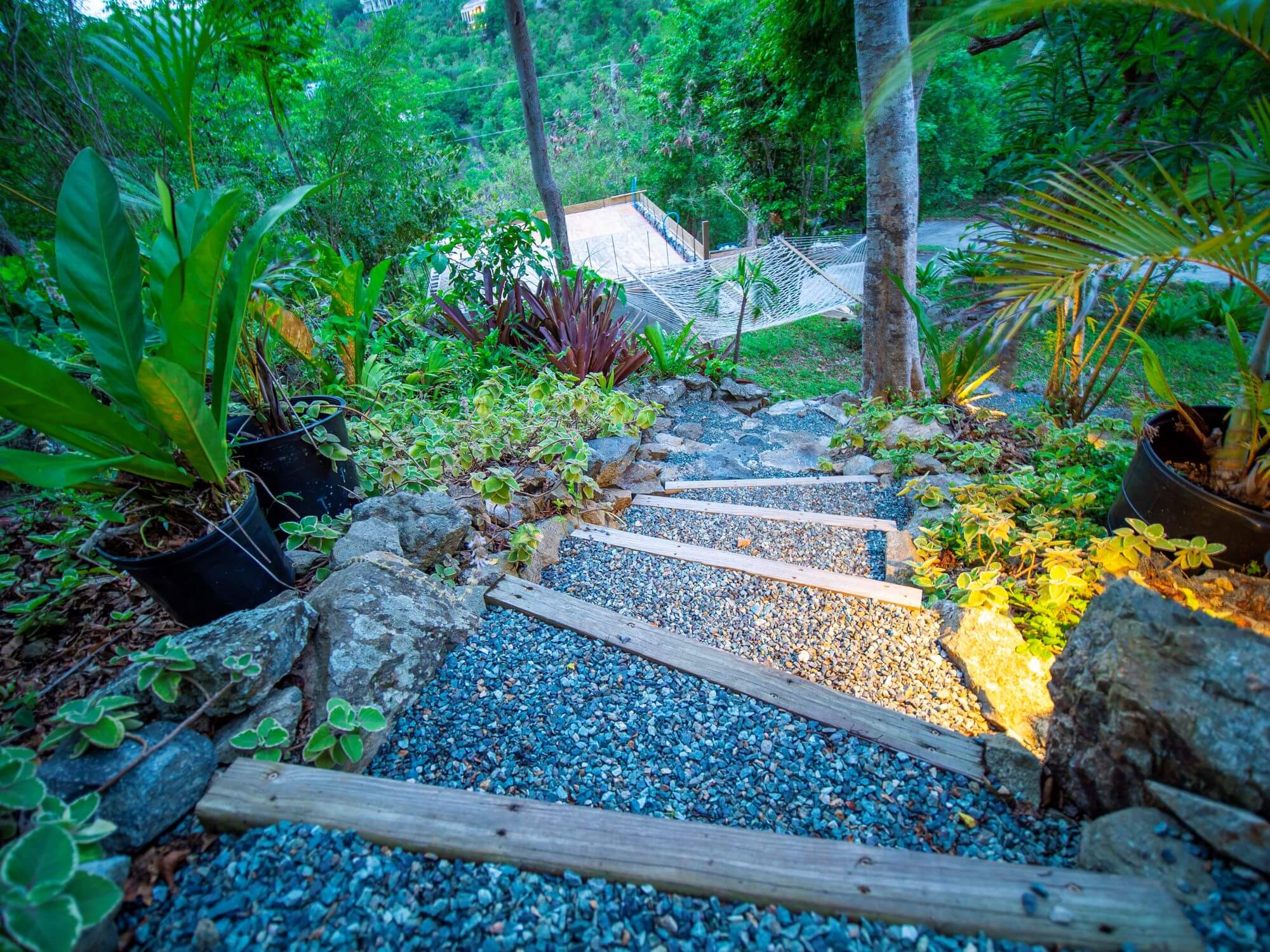 7 Sloping garden ideas – inspiration for a hilly garden | FMB, Federation of Master Builders