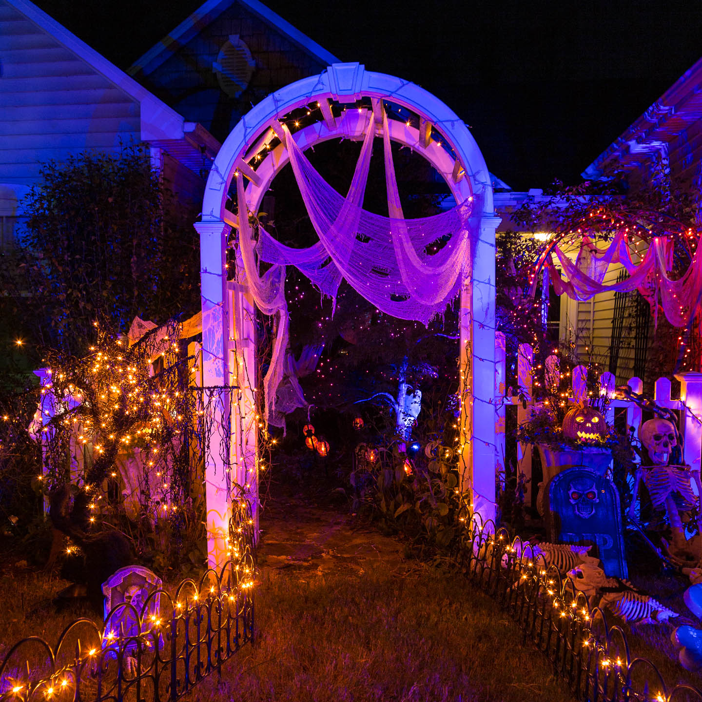 7 Spooky Ways To Light Your Yard For Halloween - Entertaining Diva