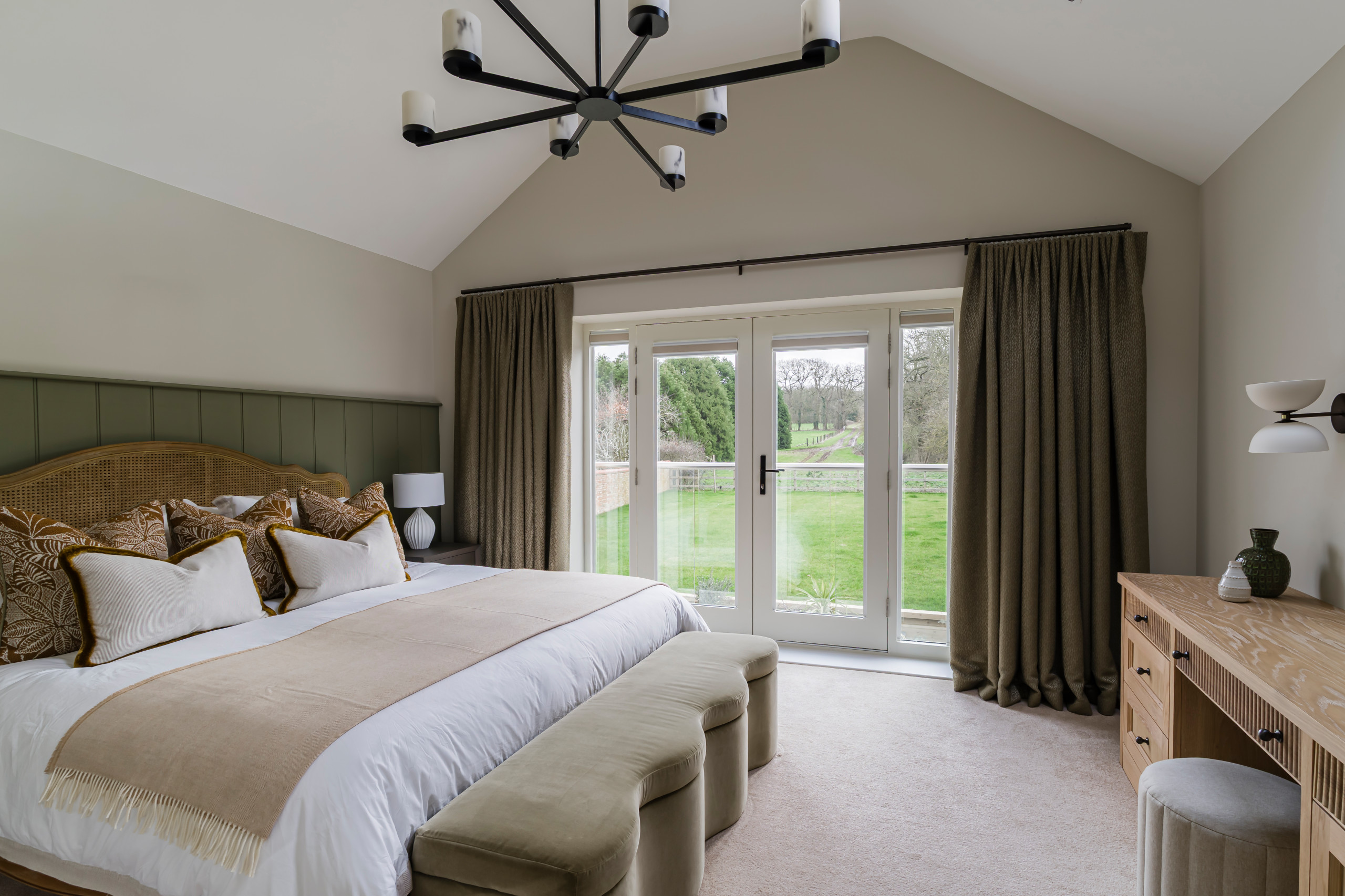 75 Beautiful Bedroom with Wainscoting Ideas and Designs - July 2026 | Houzz UK