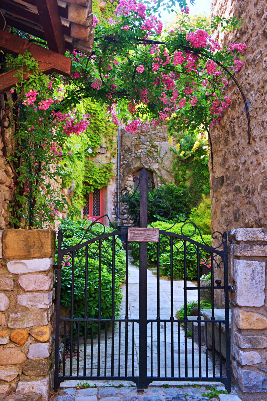 9 Beautiful and Charming Garden Gate Ideas for Your Yard - Town & Country Living