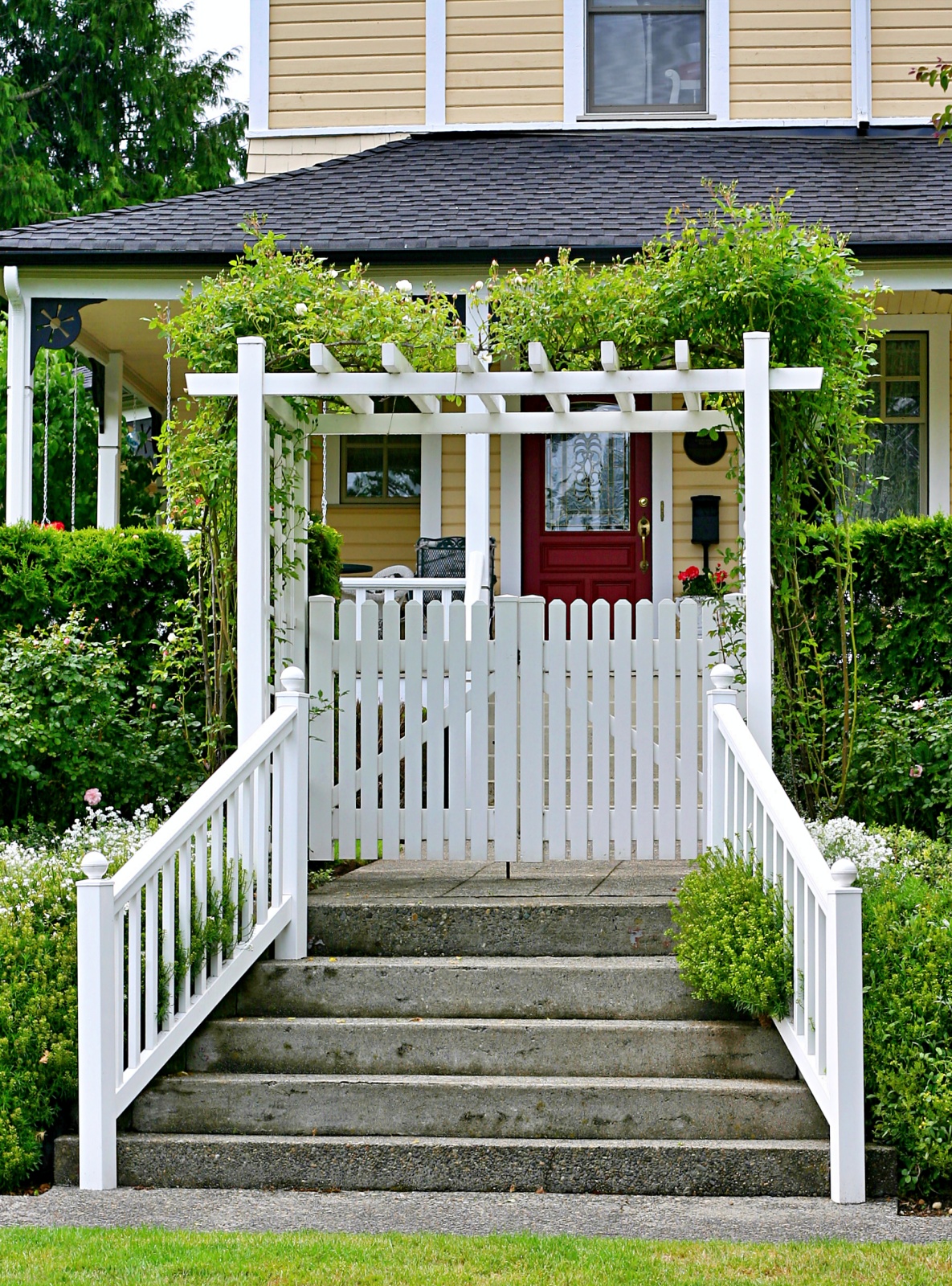 9 Beautiful and Charming Garden Gate Ideas for Your Yard - Town & Country Living