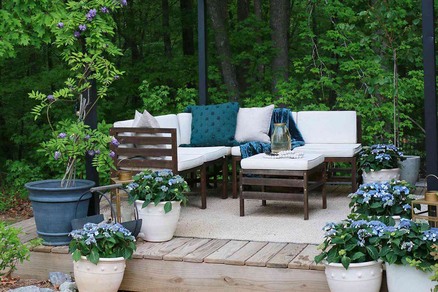 9 Garden Seating Ideas to Easily Turn Your Yard Into a Relaxing, Comfortable Outdoor Retreat