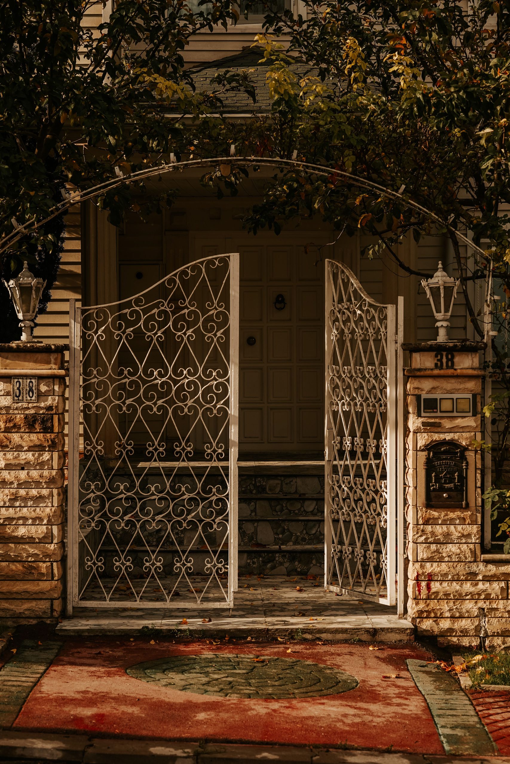 A beautiful ornate white gate with climbing plants in Ankara, Türkiye.