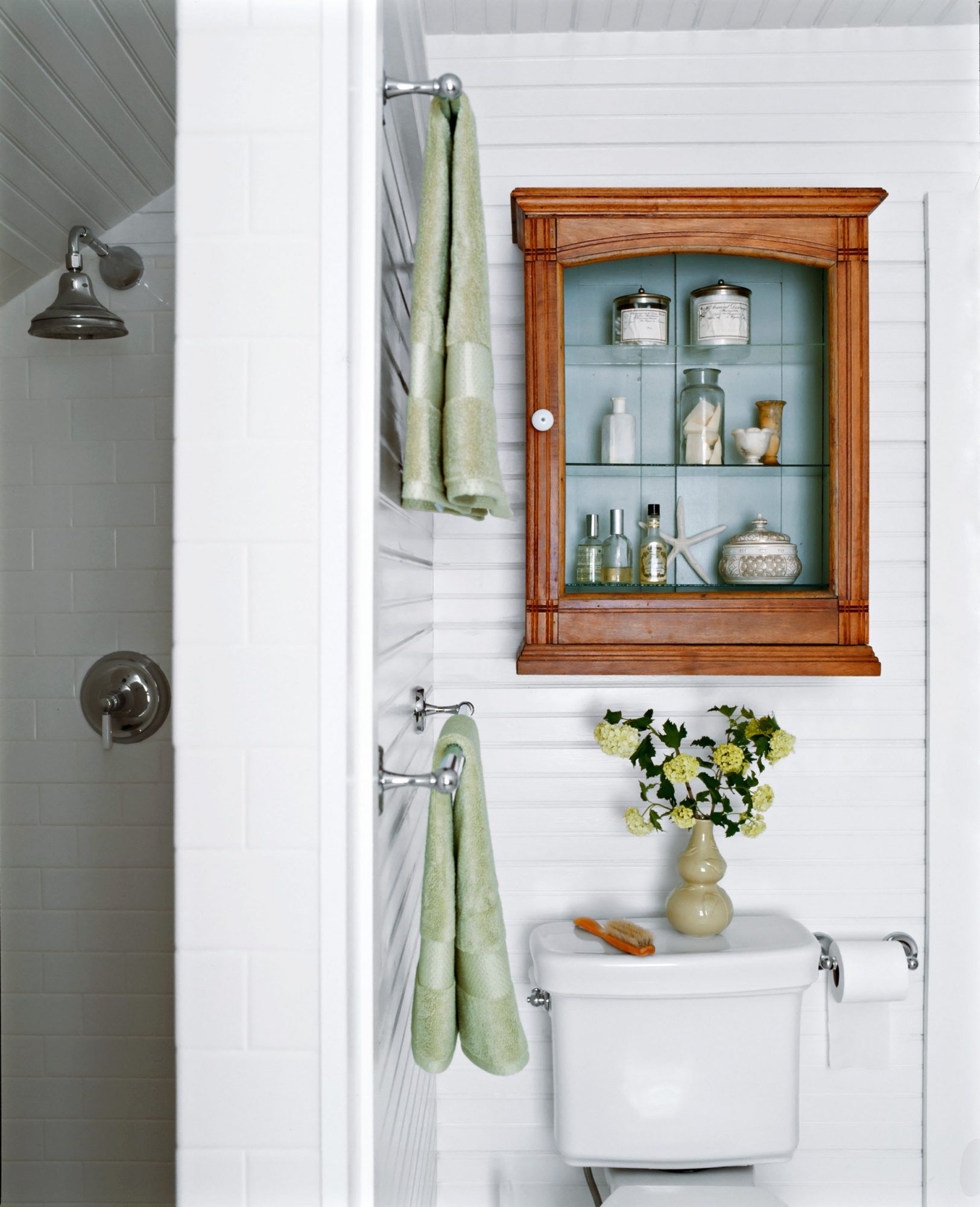 Bathtub Stacked Towel Rack Designer Bathroom Look With Towel Rails Towel Racks Holders