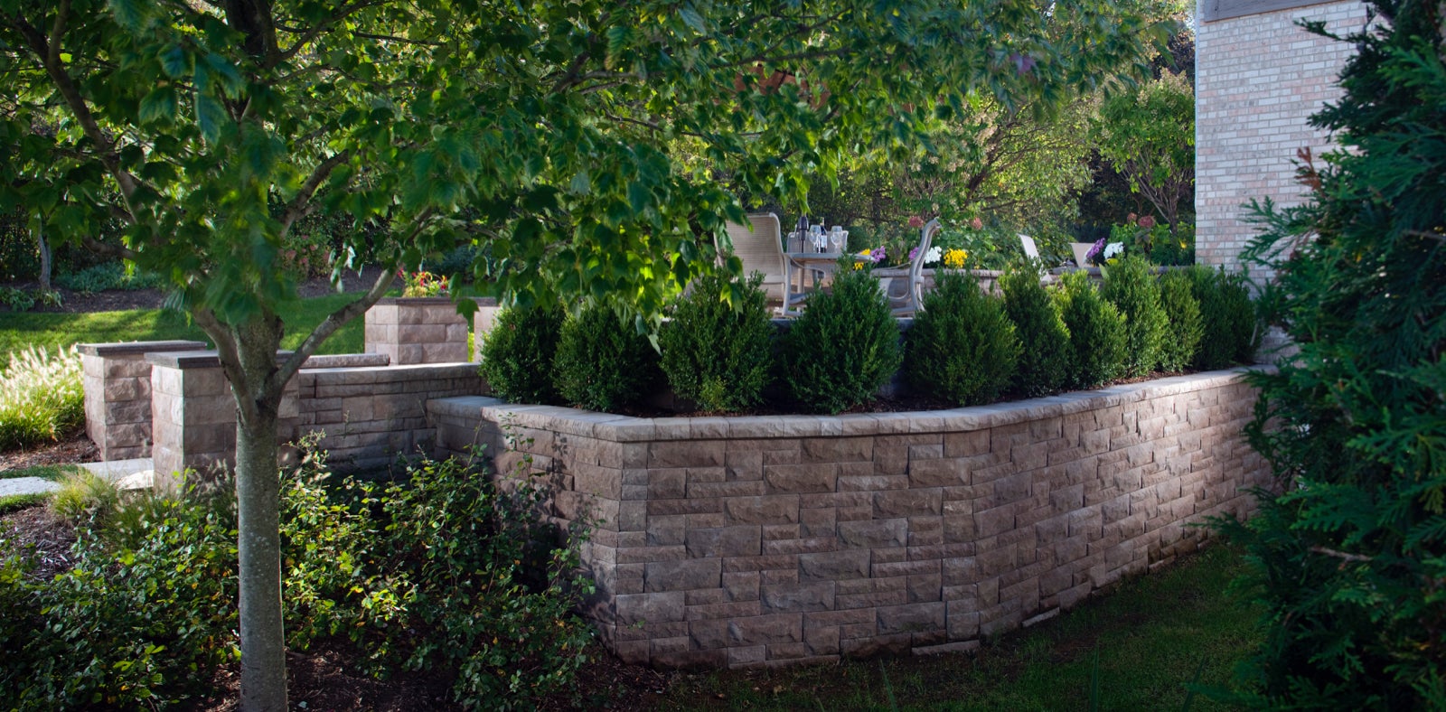 Built-In Planters Add Dimension to Outdoor Living Design