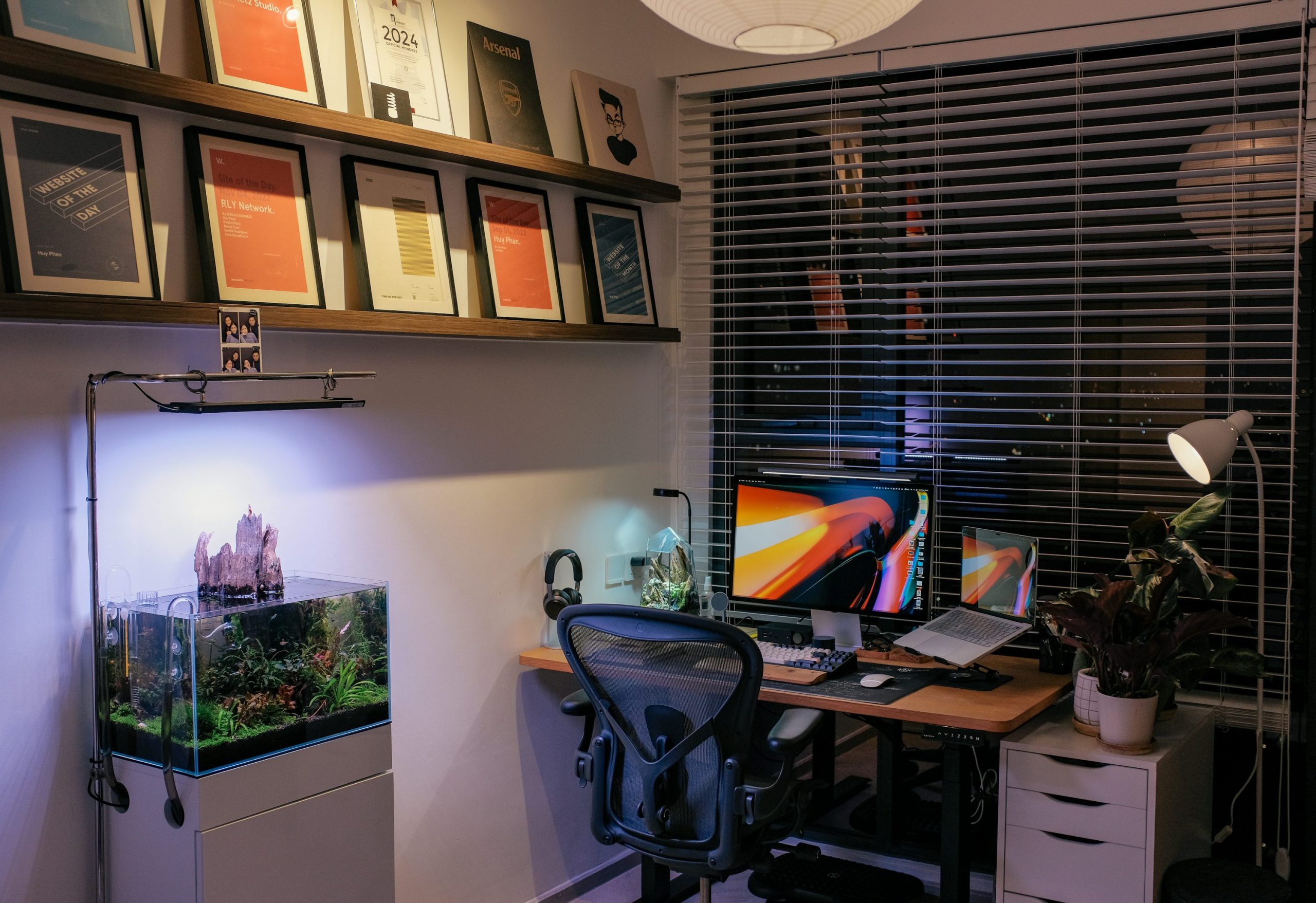 Cozy home office with a desk, aquarium, and art. photo – Free Blue Image on Unsplash