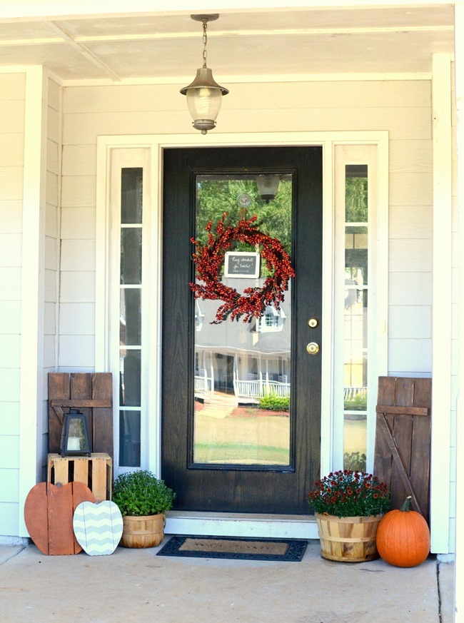 Early Fall/Halloween Front Porch with Wood Pallet Pumpkins