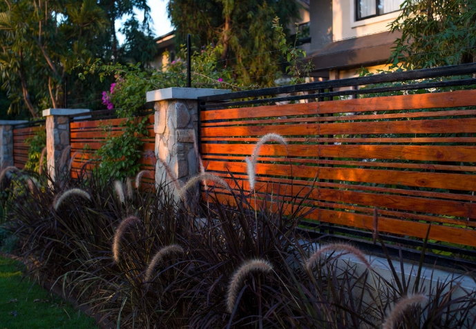 Horizontal slat fences: Modern way to add privacy without feeling closed in - K24 Digital