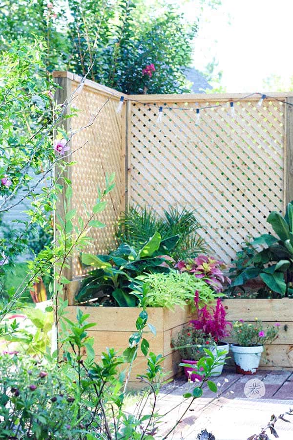 How we built an inexpensive privacy screen with planter