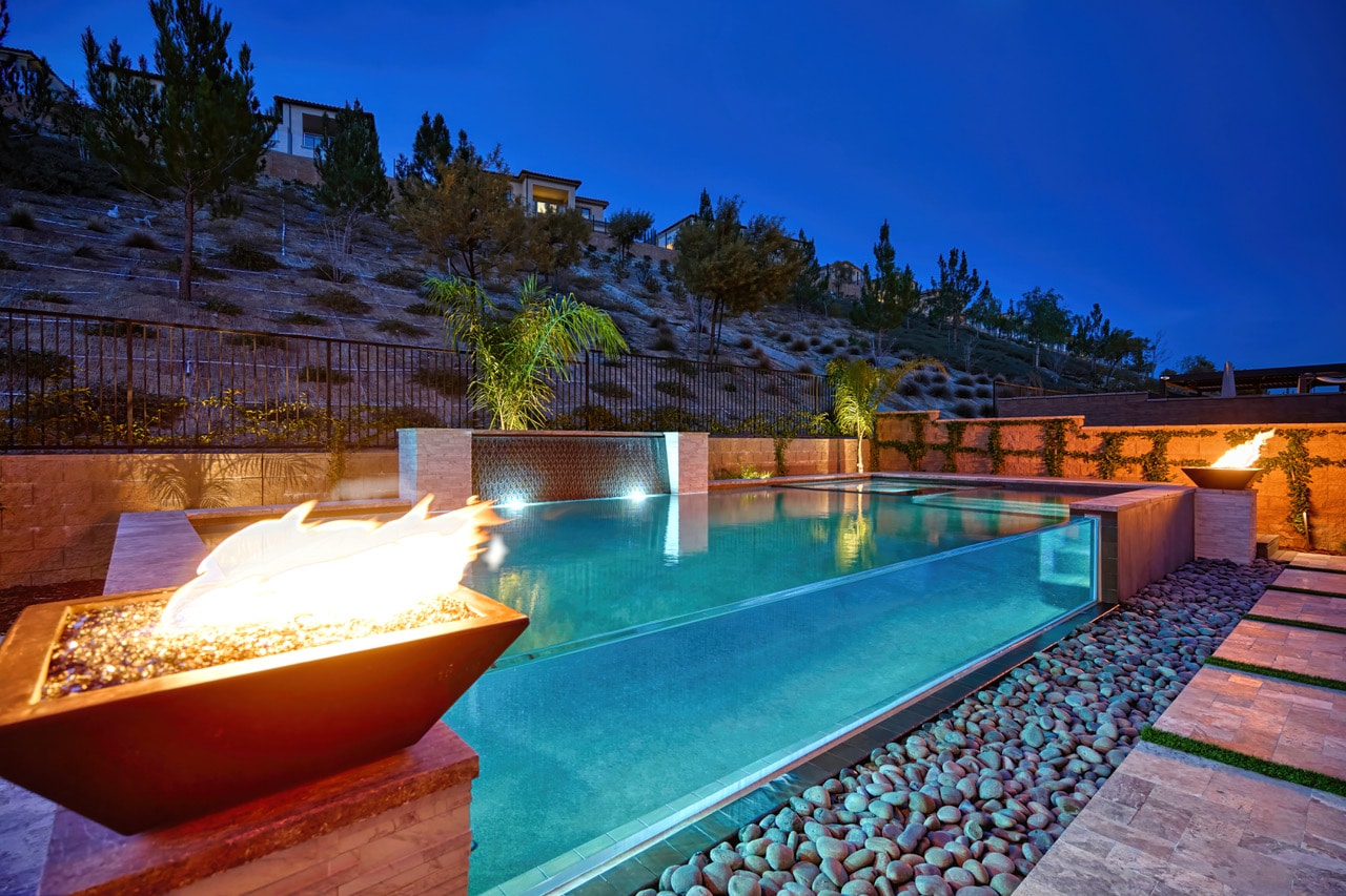 Infinity pool edge panel – Porter Ranch - Underwater Glazing International
