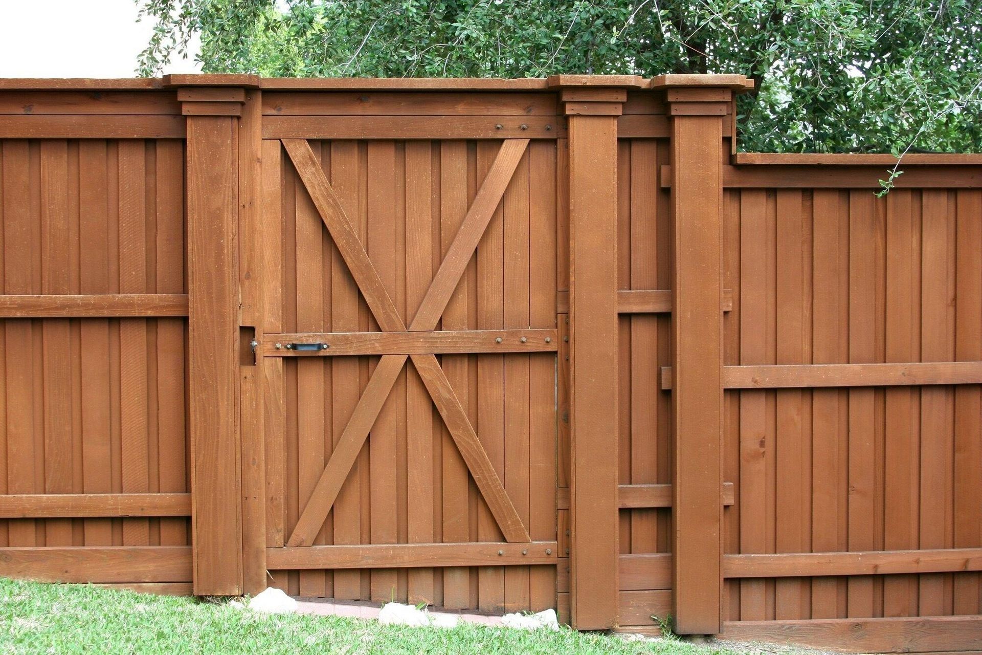 Modern Wood Fence: Privacy and Style for Your Yard