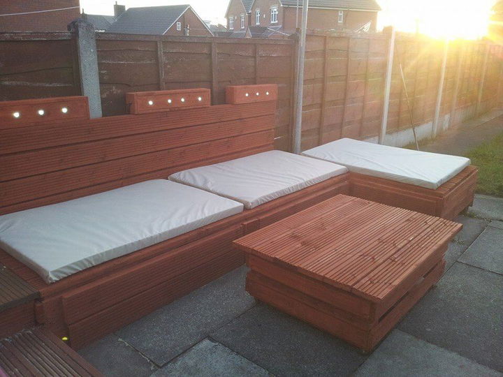 Outdoor Pallet Sofa with Lights - DIY Painted - Easy Pallet Ideas