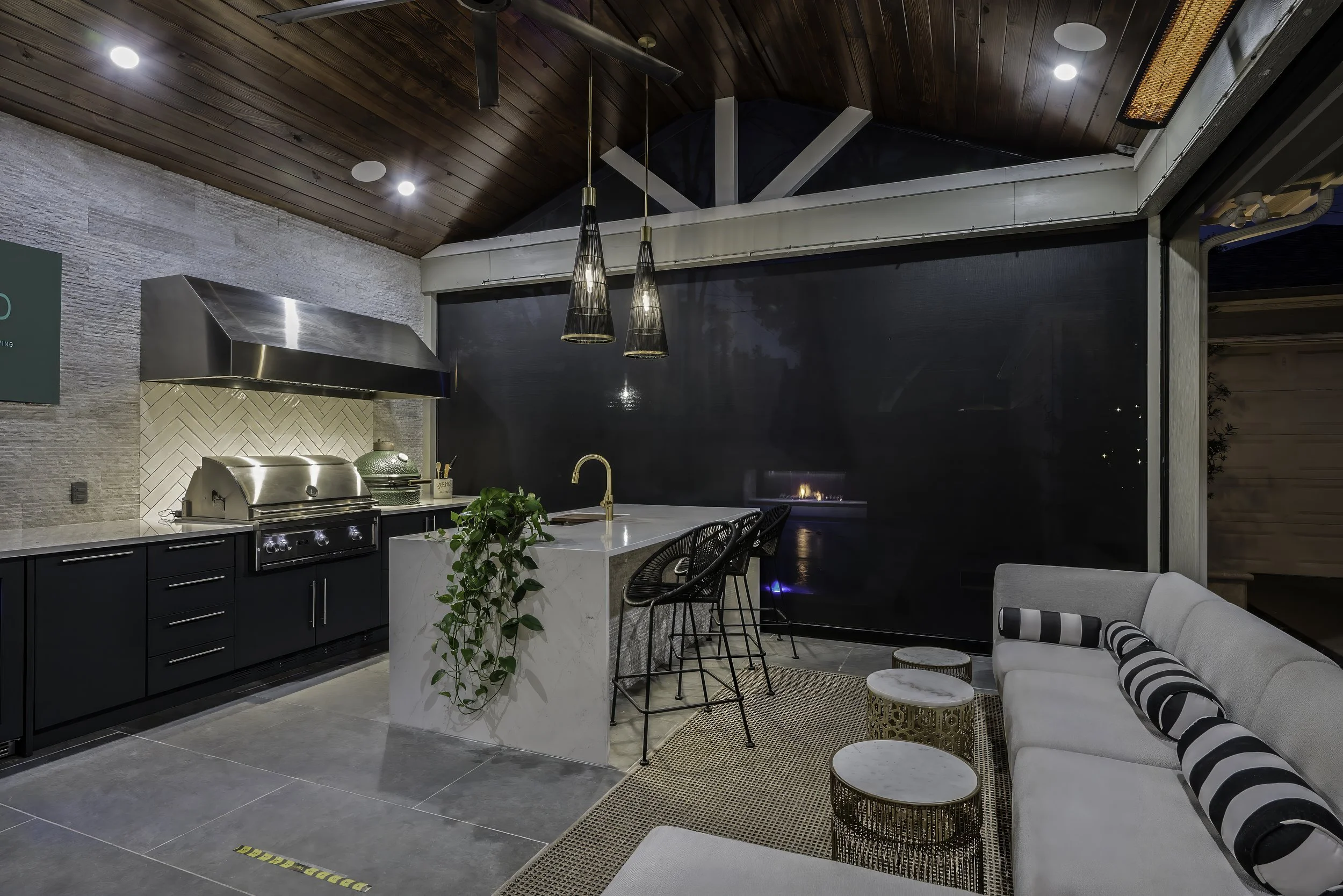 Outdoor Retractable Screens
