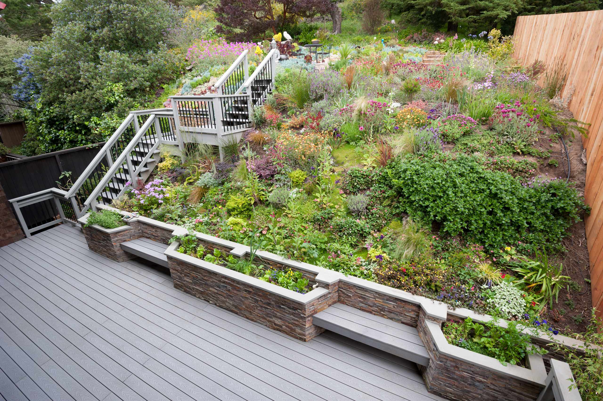 Outdoors: 11 Inspiring Solutions for Sloping Gardens | Houzz IE
