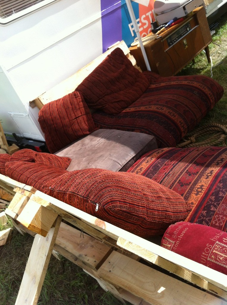 Pallet Camping Bench - outdoor pallet furniture at OHM2013 - Pallet Furniture