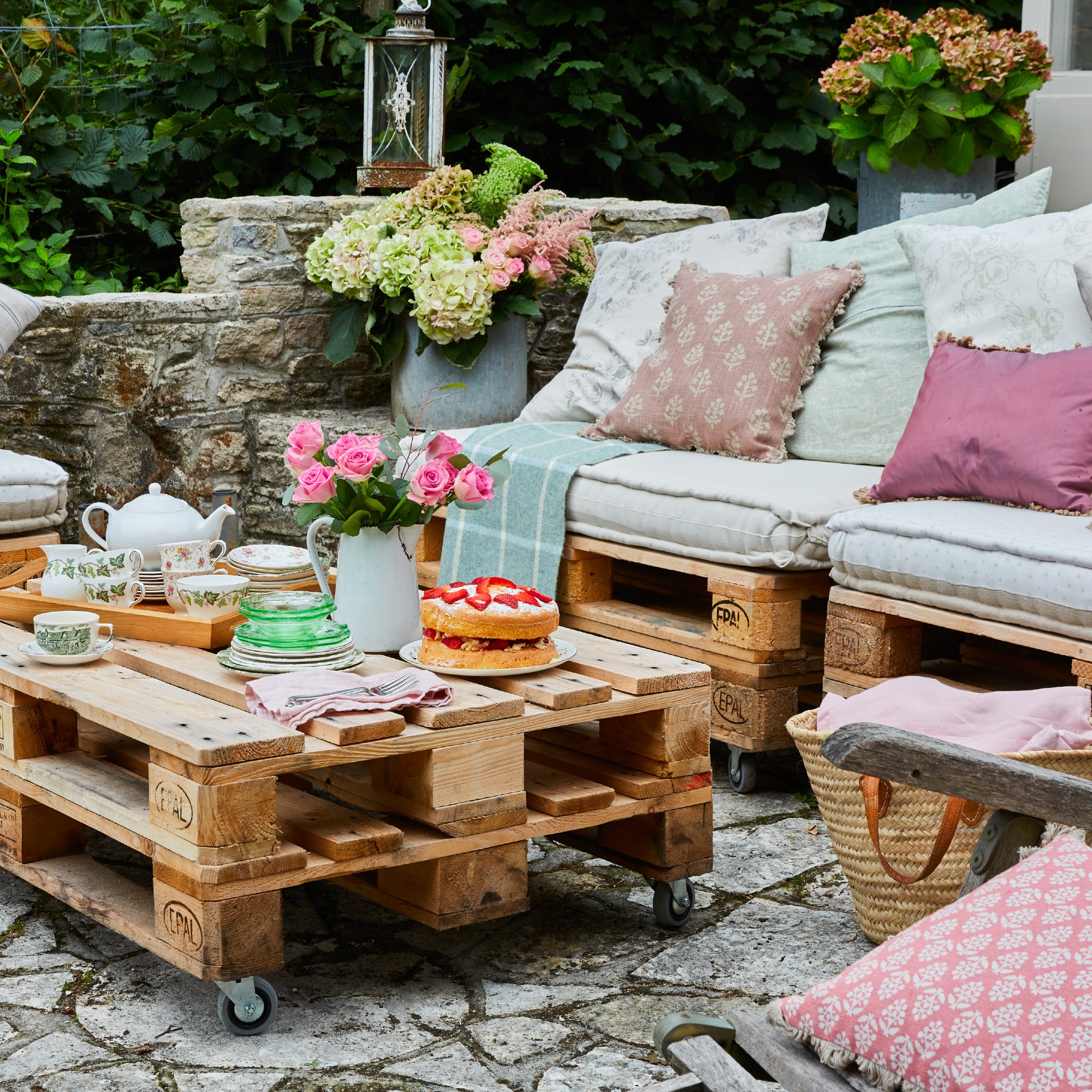 Pallet Outdoor Bench Balcony Furnishing A Balcony With Pallets: Ideas For Transforming Your